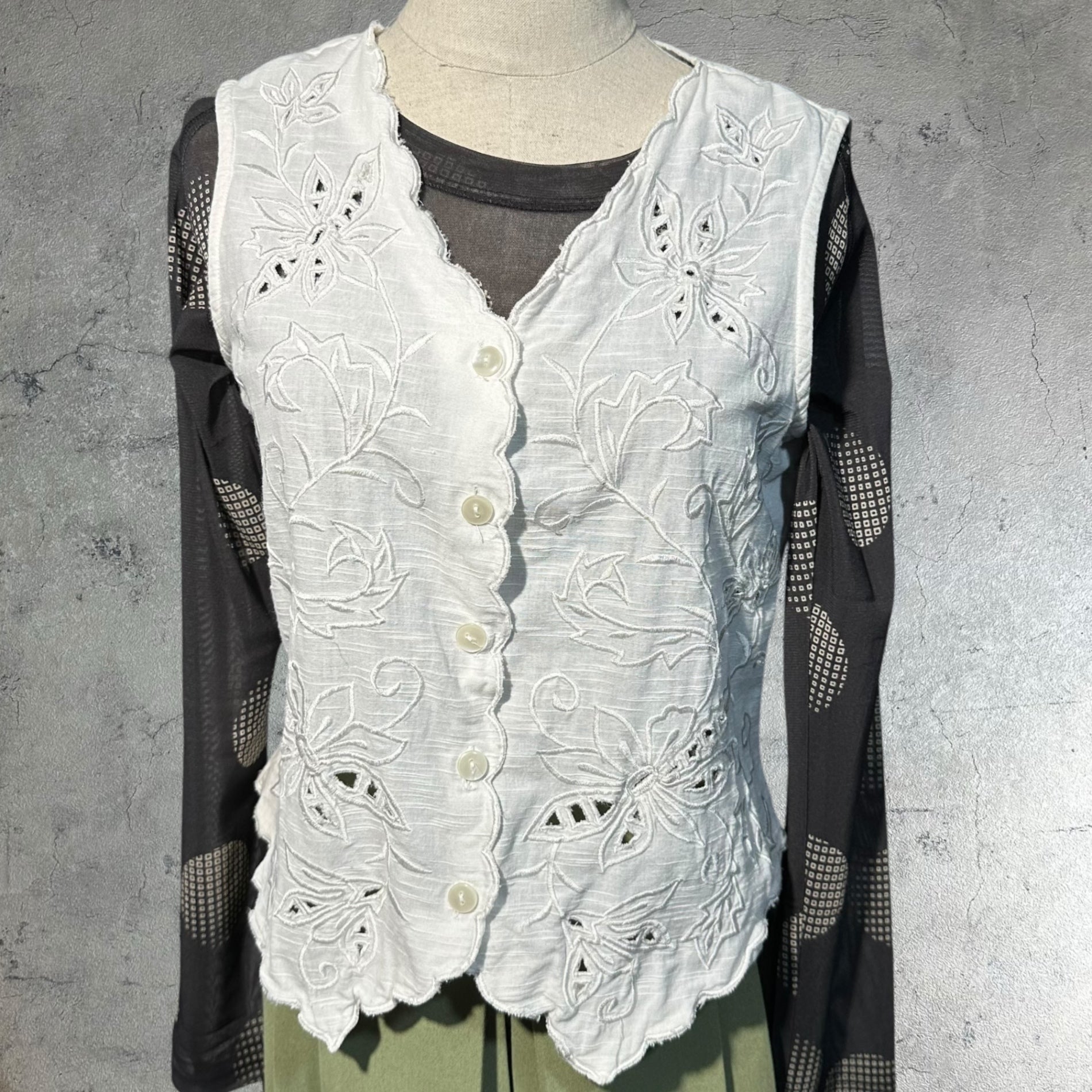 vintage(ヴィンテージ) leaf and flower stich vest blouse リーフと花刺繍のカットワークレース前開きベスト ブラウス 表記無し(Mサイズ程度) ホワイト
