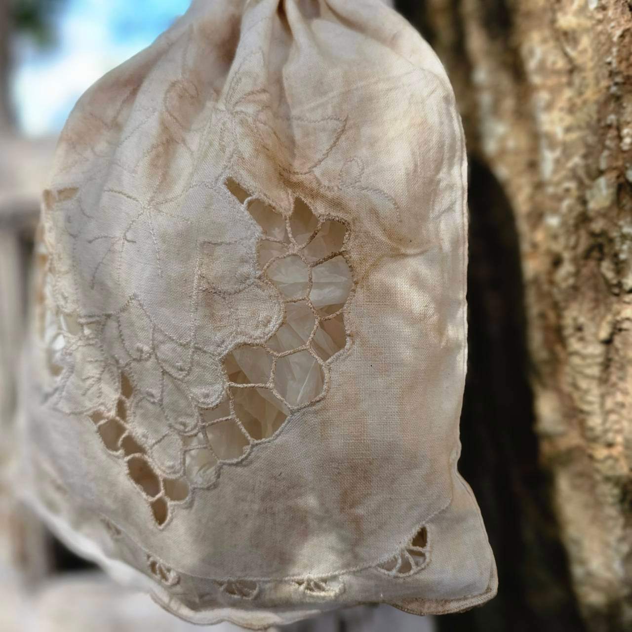 Euro antique(ヨーロッパアンティーク) antique linen cutwork embroidery purse アンティークリネンのカットワーク刺繍巾着 ポーチ 後染め加工 ピンクベージュ