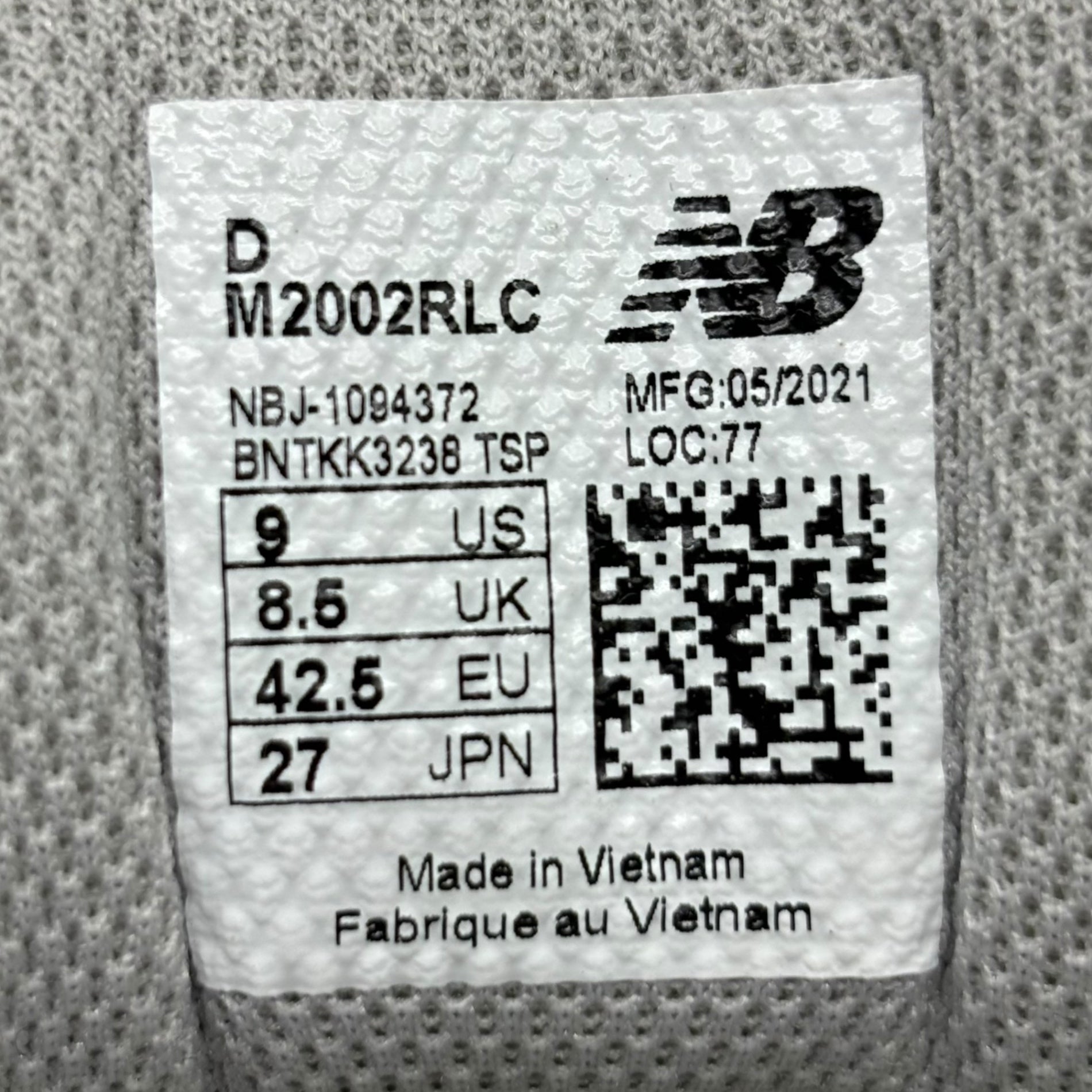 NEW BALANCE(ニューバランス) VOLT YELLOW ローカット スニーカー M2002RLC 27cm イエロー