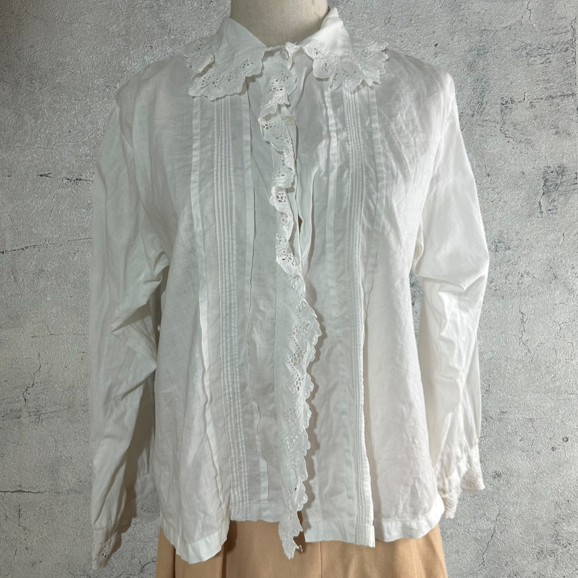 Euro vintage(ヨーロッパヴィンテージ) cuddle_30's~cutwork frill decorated collar white cotton blouse カットワークフリル襟のコットンブラウス Mサイズ程度 ホワイト/染み有