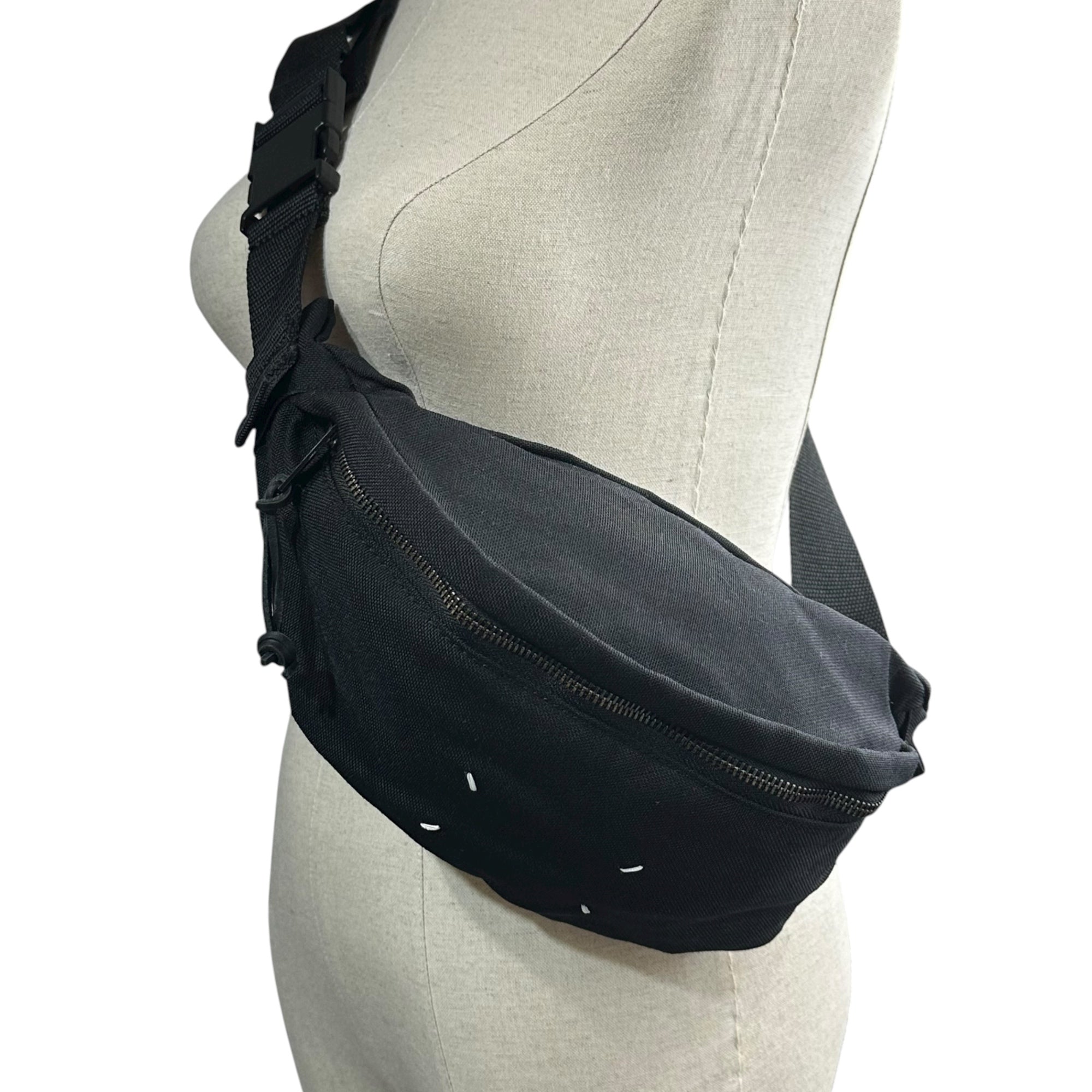 MAISON MARGIELA(メゾンマルジェラ) 19SS STEREOTYPE FANNY PACK ボディバッグ ショルダーバッグ キャンバス S55WB0010 ブラック ボディ ウエスト ポーチ 斜め掛け