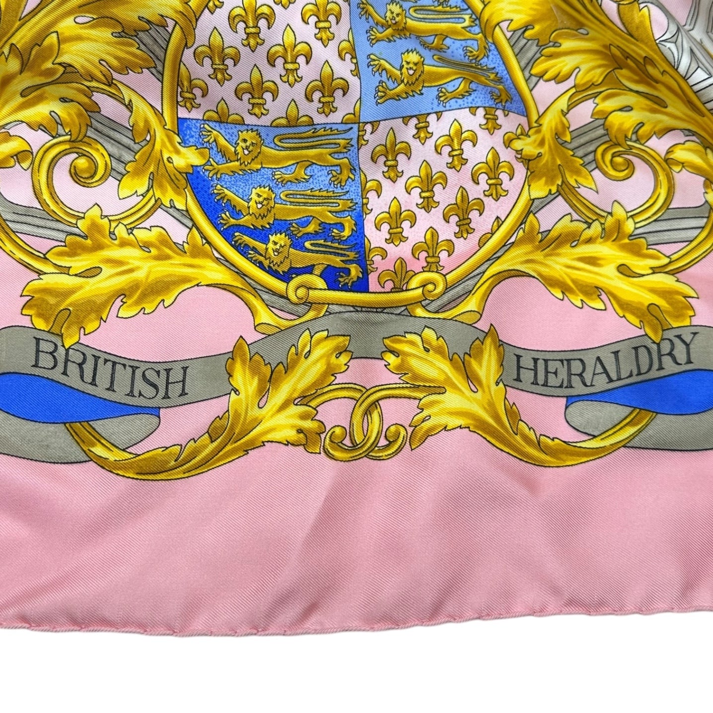 HERMES(エルメス) Carres 90 ”PAR MEFSIRE ANTOINE DE PLVVINEL” カレ 90 ピンク シルク スカーフ BRITISH HERALDRY