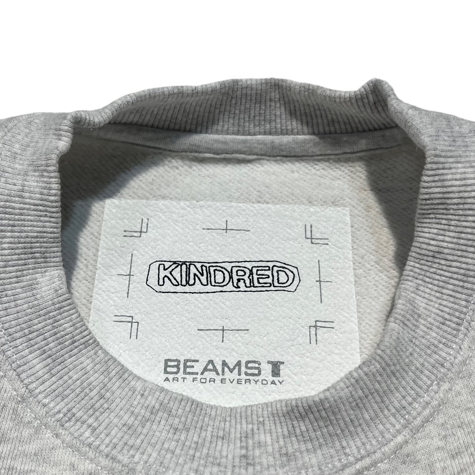 BEAMS T× KINDRED(ビームスティー×キンドレッド) PHOTO CREWNECK SWEAT フォト クルーネック スウェット 75-13-0576-146-10-18 M グレー 参考定価14,300円(税込)