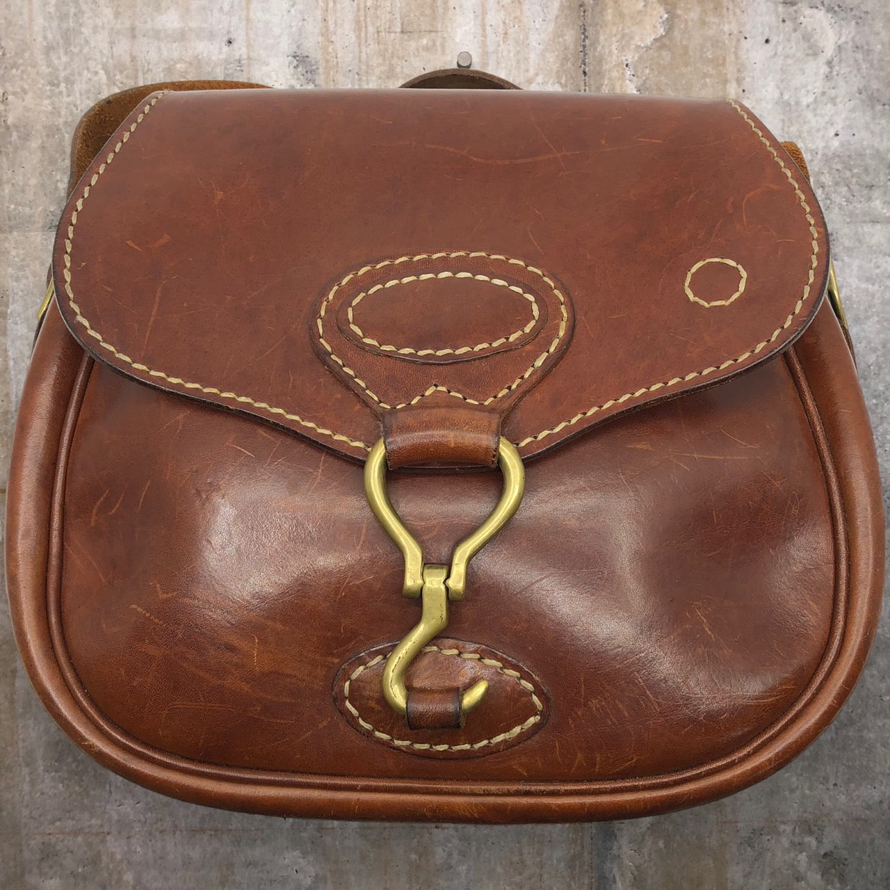 ISAIAH KINCAID(イザヤキンケイド) ヴィンテージ真鍮バックルレザーショルダーバッグ ブラウン イタリア製 厚革