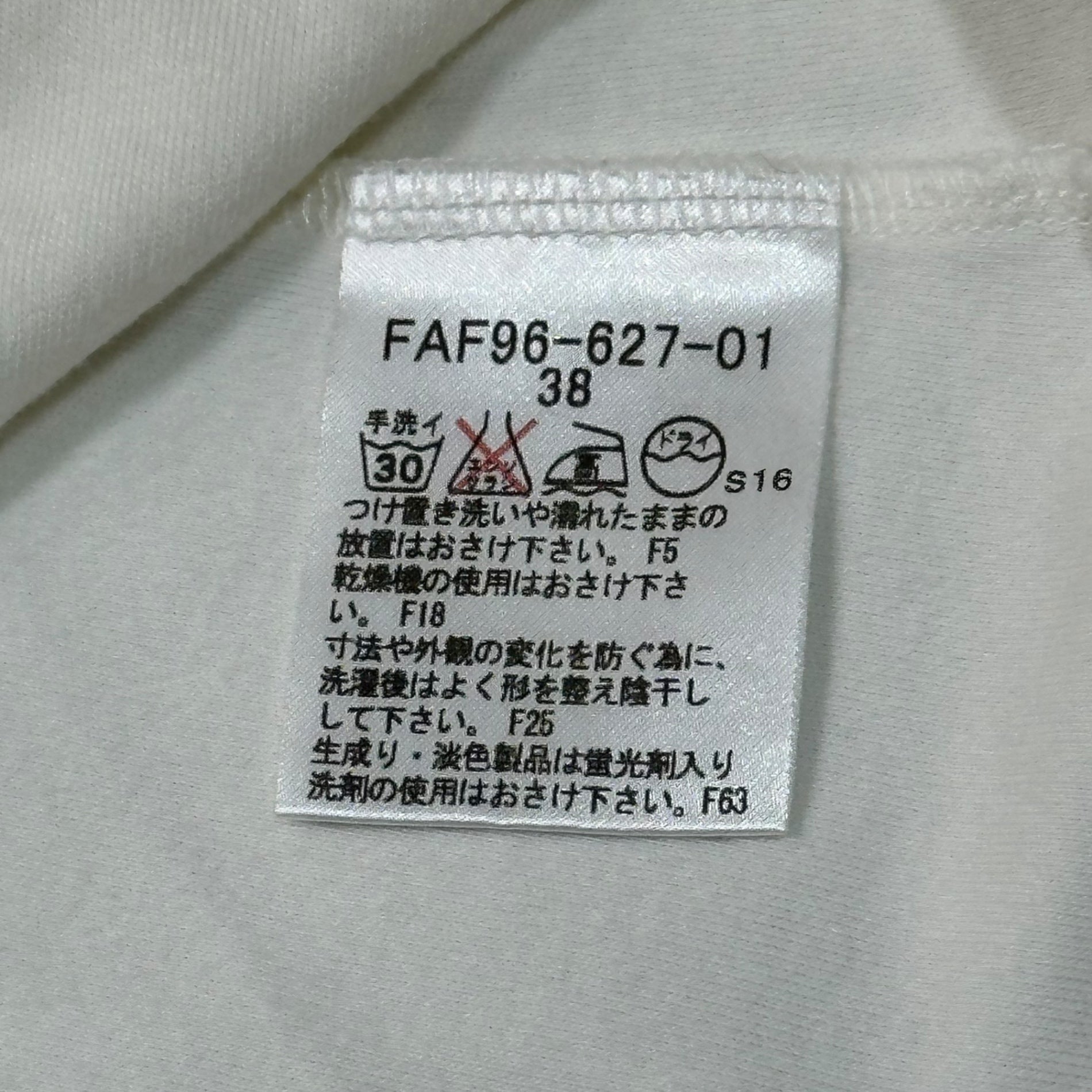 BURBERRY BLUE LABEL(バーバリーブルーレーベル) One-pointed logo short-sleeved cut and sewn ワンポイント ロゴ 半袖 カットソー FAF96-627-01 38(M程度) ホワイト