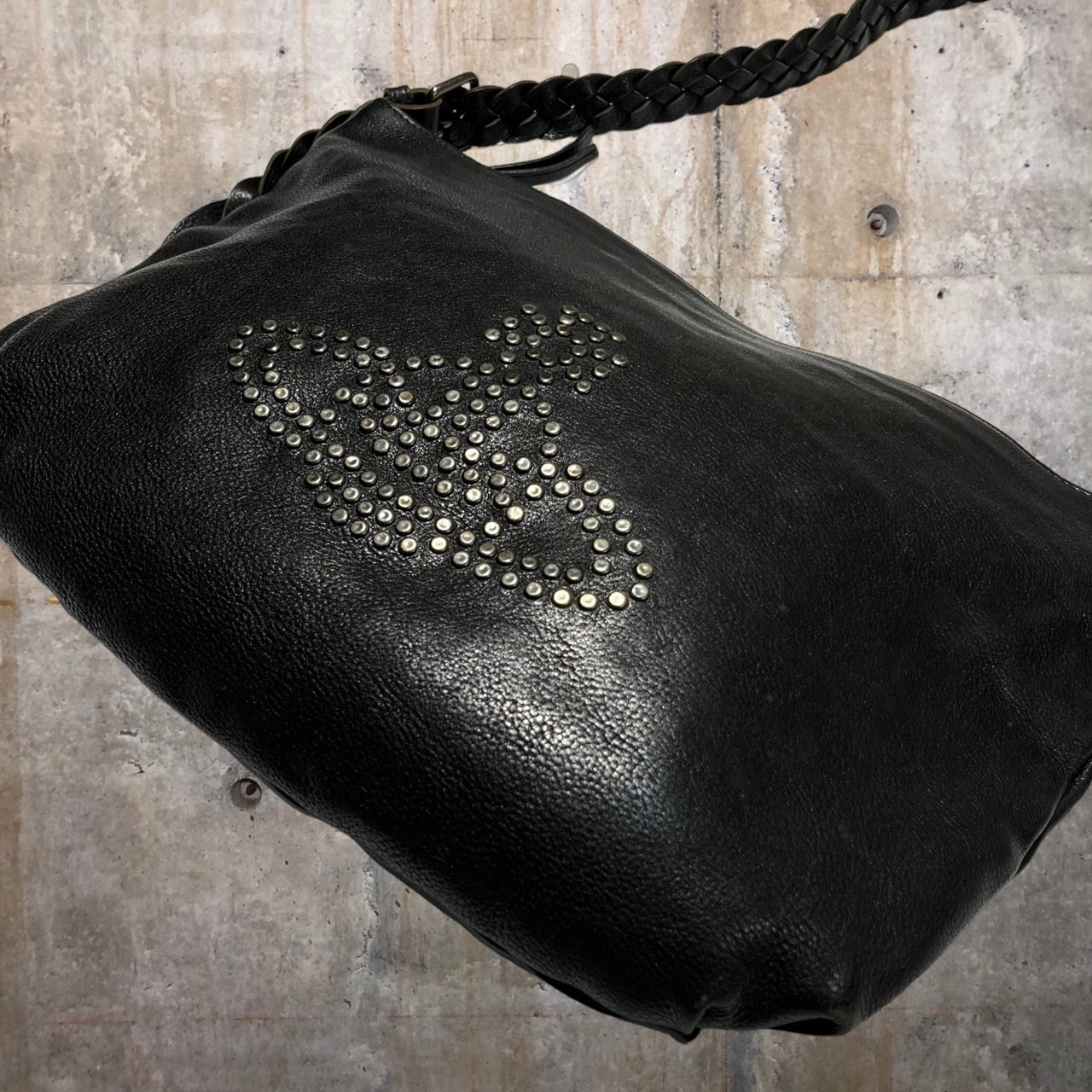 Vivienne Westwood(ヴィヴィアンウエストウッド) orb studs leather shoulder bag/オーブスタッズレザーショルダーバッグ ブラック