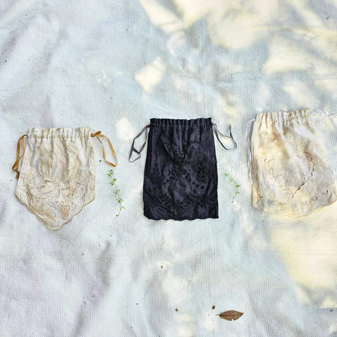 Euro antique(ヨーロッパアンティーク) antique linen cutwork embroidery purse アンティークリネンのカットワーク刺繍巾着 ポーチ 後染め加工 ブラック