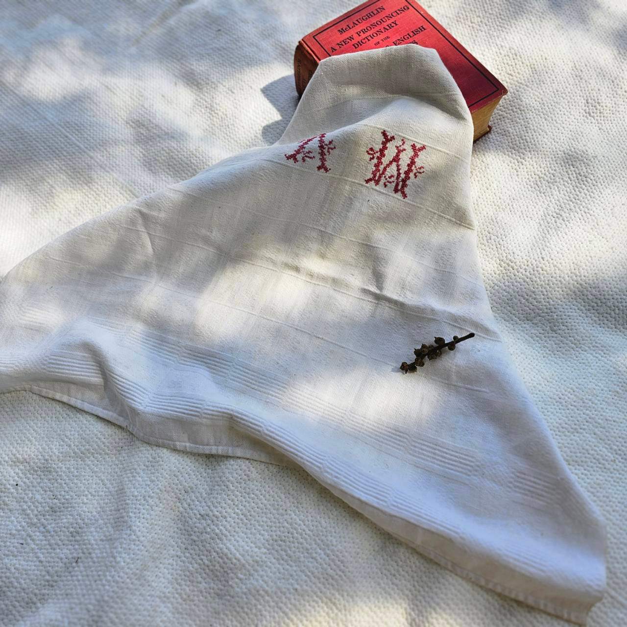 Euro vintage(ヨーロッパヴィンテージ) things‗「AW」name stich handkerchief fabric tablecloth ネーム刺繡入りハンカチ クロス ホワイト(刺繍:レッド)