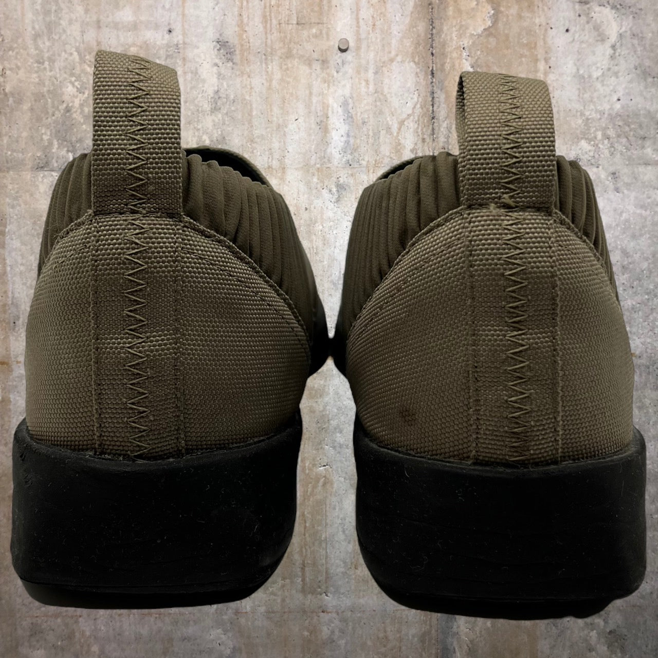 HOMME PLISSE ISSEY MIYAKE(オムプリッセイッセイミヤケ) サイドプリーツスリッポン HP01AJ518 26 カーキ