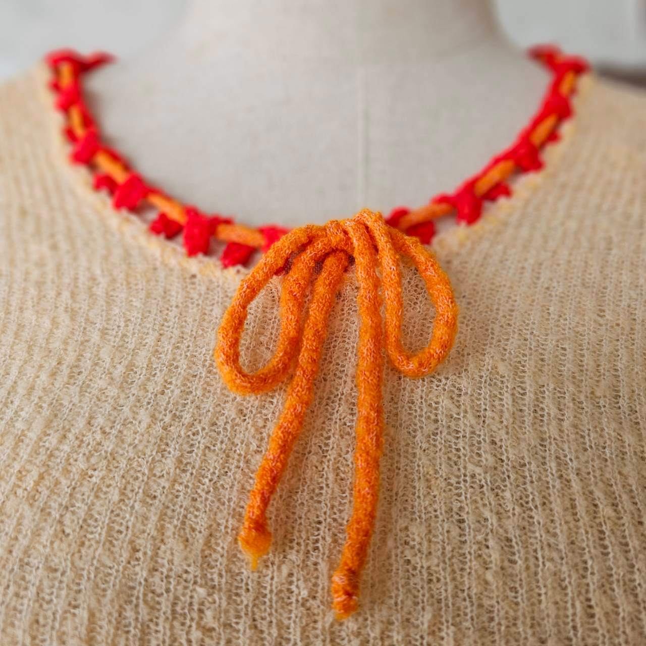 Euro vintage(ヨーロッパヴィンテージ) sherbet_70's pale orange red drawstring neckline knit top 淡いオレンジ赤の巾着ネックのニットトップス Mサイズ程度 レッド×オレンジ/アクリル