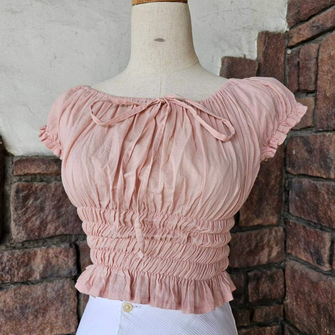 Euro vintage(ヨーロッパヴィンテージ) pale smokey pink with ribbon shirring blouse ペールピンクのシャーリングリボンブラウス Mサイズ程度/袖口に微細なシミ有 ピンク