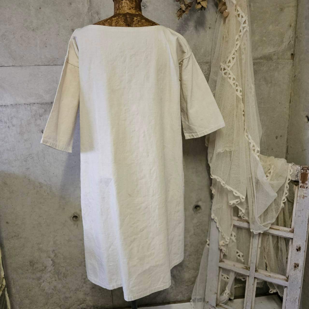 Euro antique(ヨーロッパアンティーク) france 手織りリネンとモノグラム刺繍の物語的ワンピース 表記無し(L~程度) アイボリー
