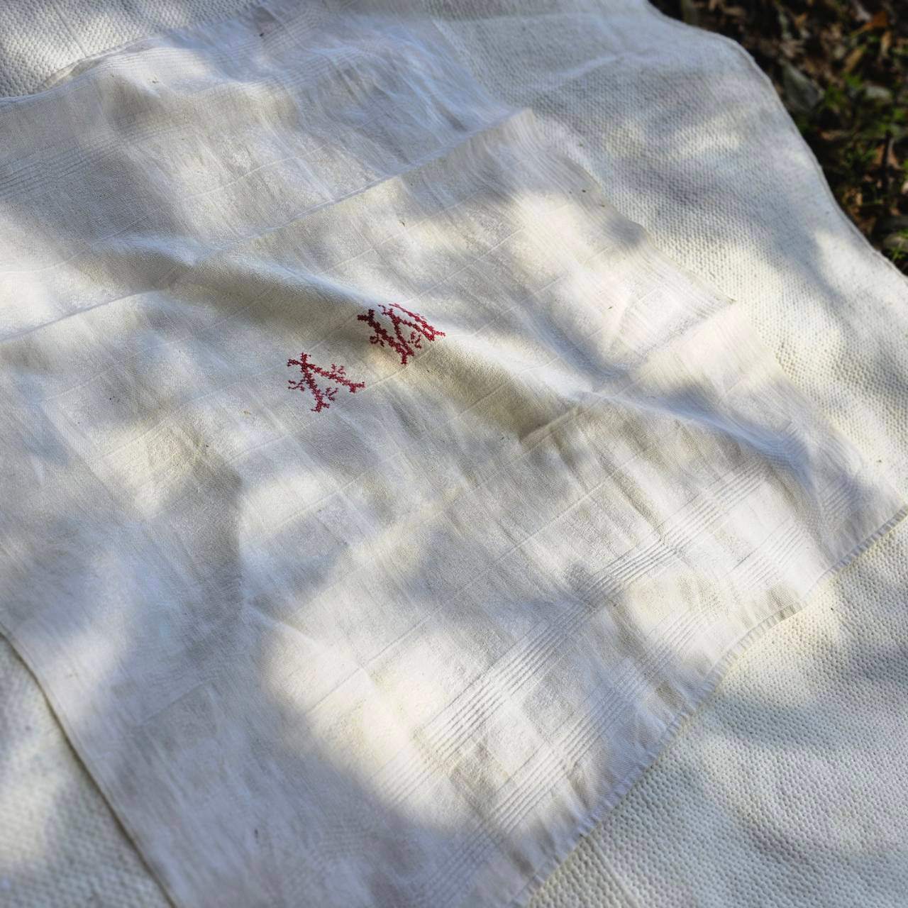 Euro vintage(ヨーロッパヴィンテージ) things‗「AW」name stich handkerchief fabric tablecloth ネーム刺繡入りハンカチ クロス ホワイト(刺繍:レッド)