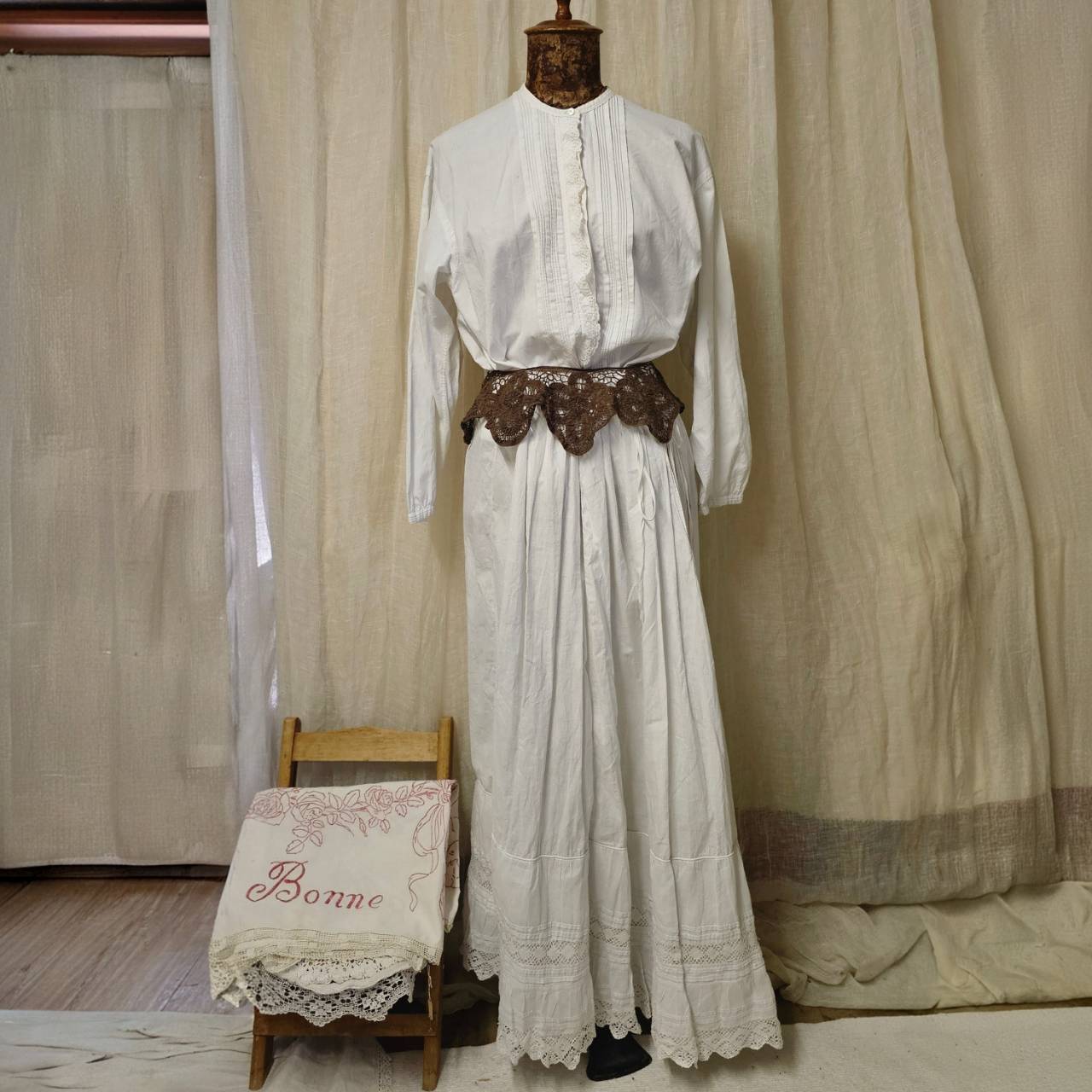 Euro antique(ヨーロッパアンティーク) white cotton red HV initials crochet lace ruffle hem long petit coat skirt イニシャル刺繍と手仕事レース裾デザインのホワイトコットンロングスカート 表記無し(S~M程度) ホワイト about 1890∼1910's