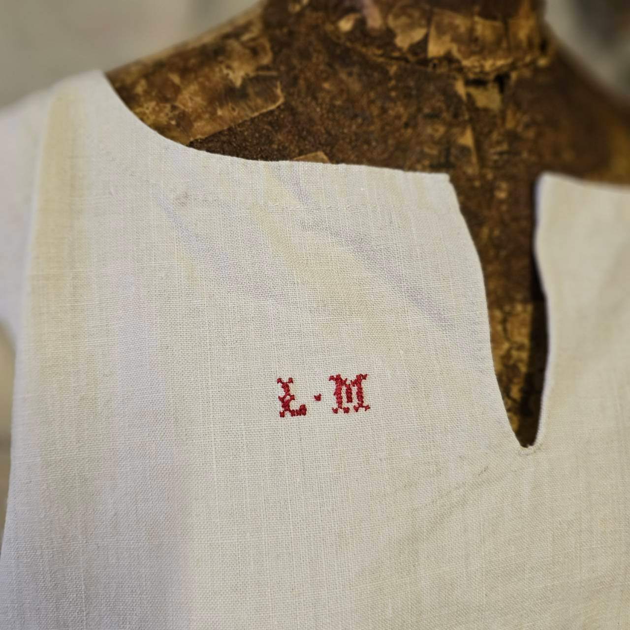 Euro antique(ヨーロッパアンティーク) france 手織りリネンとモノグラム刺繍の物語的ワンピース 表記無し(L~程度) アイボリー