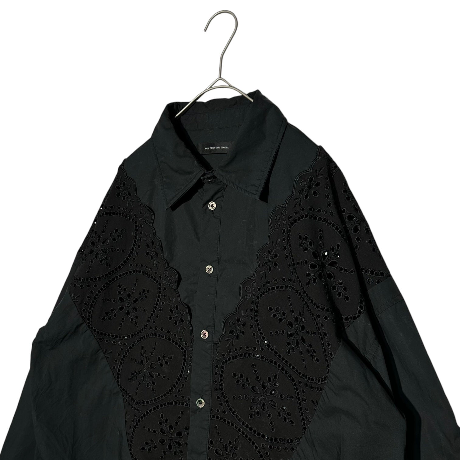 NOT CONVENTIONAL(ノットコンベンショナル) Lace-Switched Cotton Regular Collar Shirt レース 切替 コットン レギュラーカラー シャツ N22-046-BLK FREE ブラック