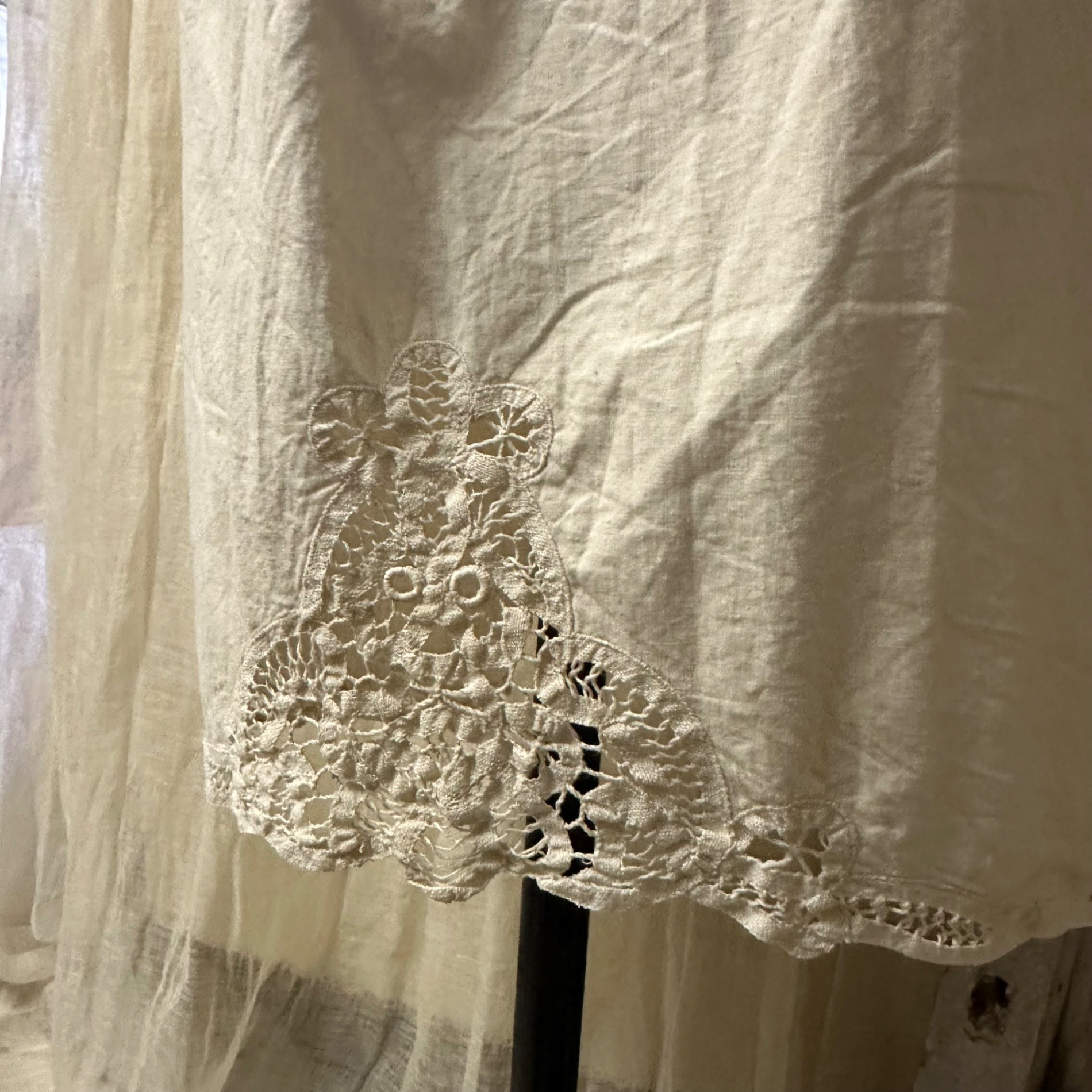 Euro antique(ヨーロッパアンティーク) antique fabric and batten lace apron アンティークファブリックとバテンレースのエプロン 未使用に近い ベビーピンク