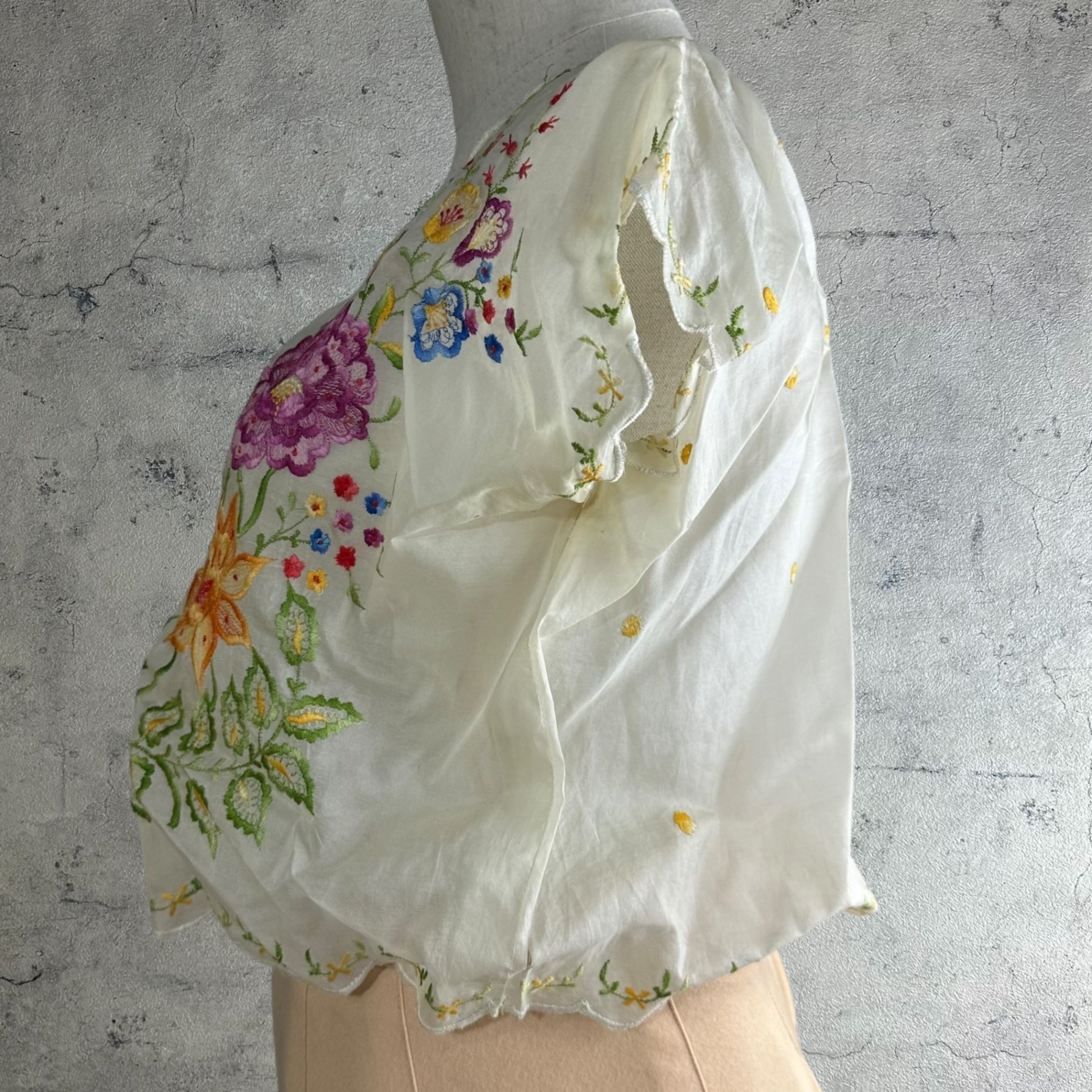 VINTAGE(ヴィンテージ) 70's~ flower embroidery short tops フラワー刺繍のフリル袖トップス ベスト M~L程度 ベージュ×マルチカラー
