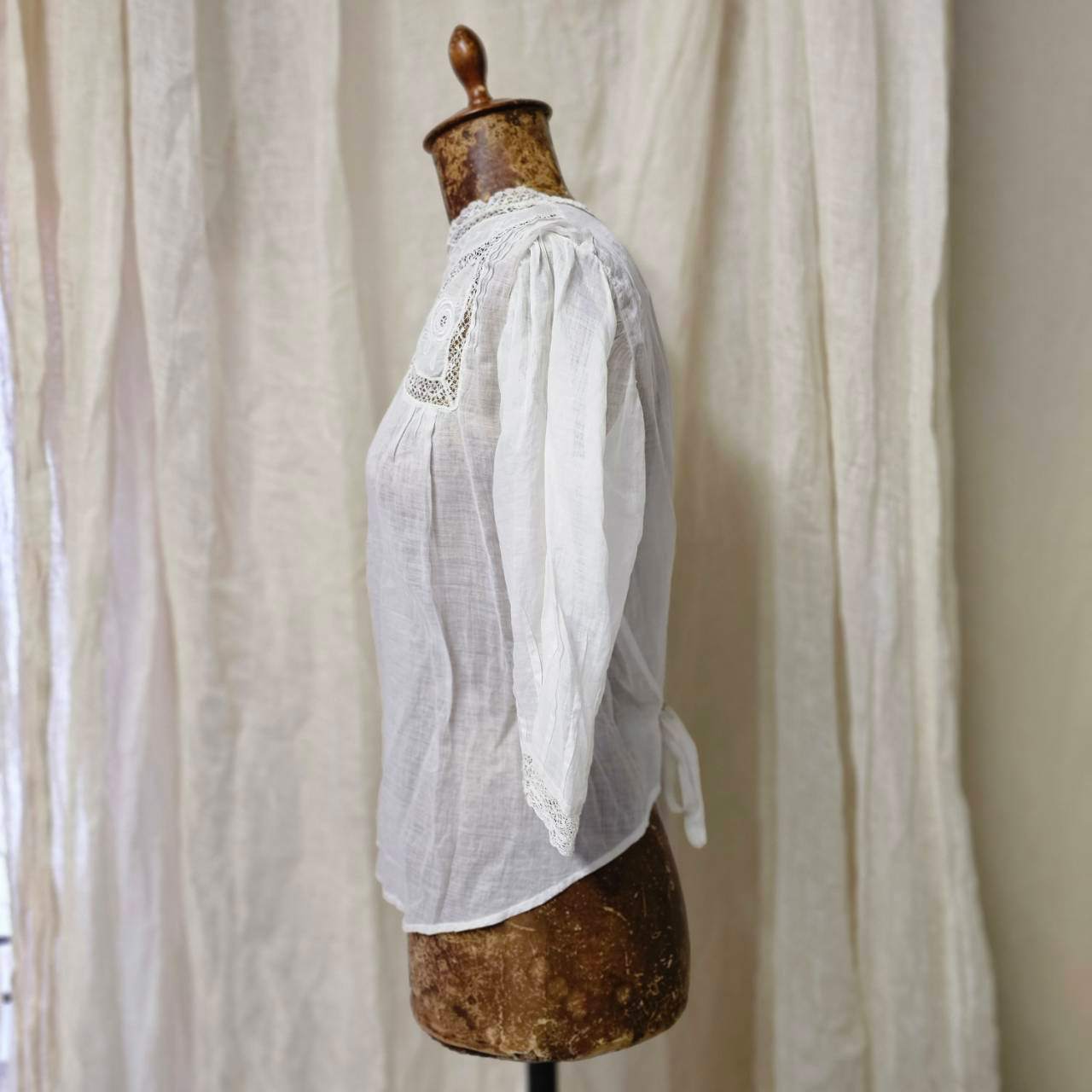 Euro antique(ヨーロッパアンティーク) 20's~handwork made lace and embroidery long sleeve blouse ハンドレースと刺繍のアンティークブラウス S~M程度 ホワイト