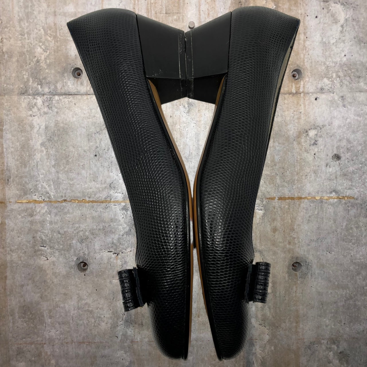 Salvatore Ferragamo(サルヴァトーレフェラガモ) ヴァラリボンパンプス 6 1/2(24cm程度) ブラック 型押しレザー