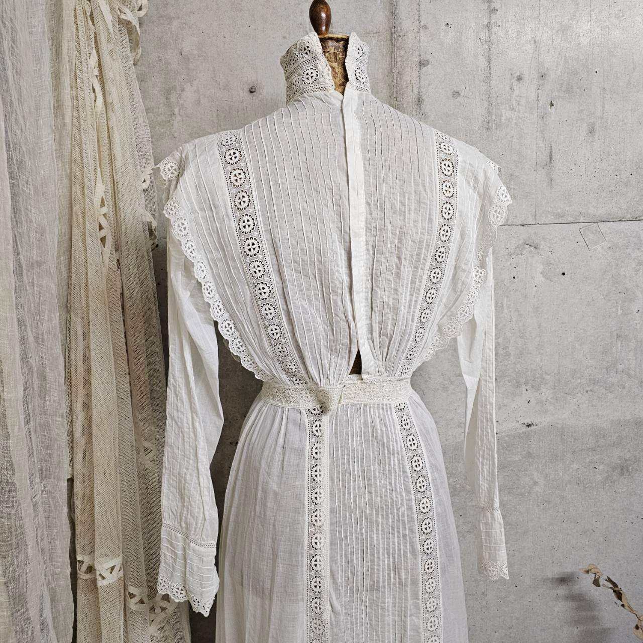 Euro antique(ヨーロッパアンティーク) 10's~Victorian cotton standcollar long onepiece コットンのスタンドカラーとレースのロング丈ドレス ワンピース ウエスト:約56cm、着丈:約135cm/各所にダメージ有 ホワイト