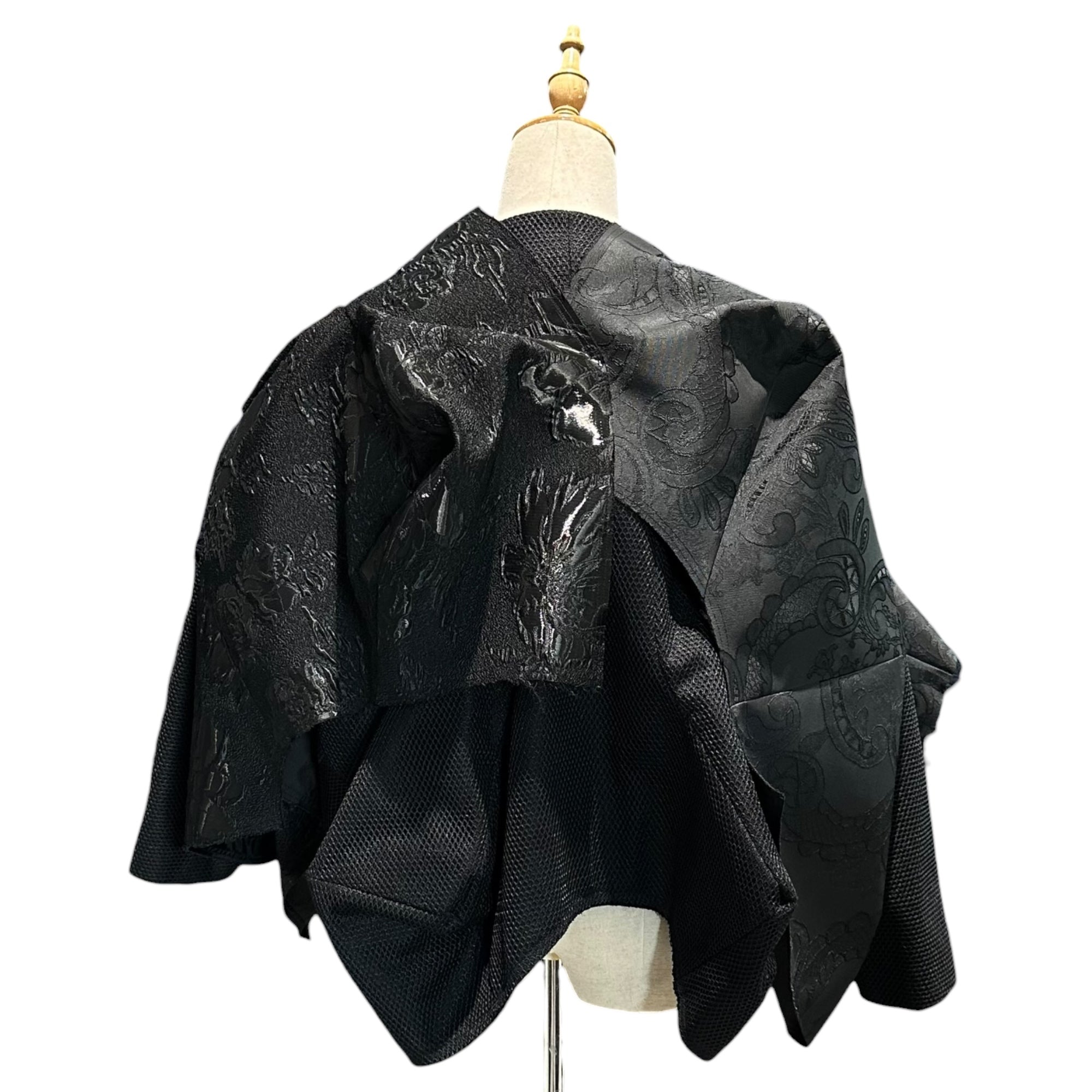 COMME des GARCONS(コムデギャルソン) 2026SS ”AFTER THE DUST” Mixed-Media Jacket アフターザダスト期 異素材 ドッキング ジャケット GQ-J010 XS ブラック AD2025 アシンメトリー クルップド ブルゾン 著名人着用