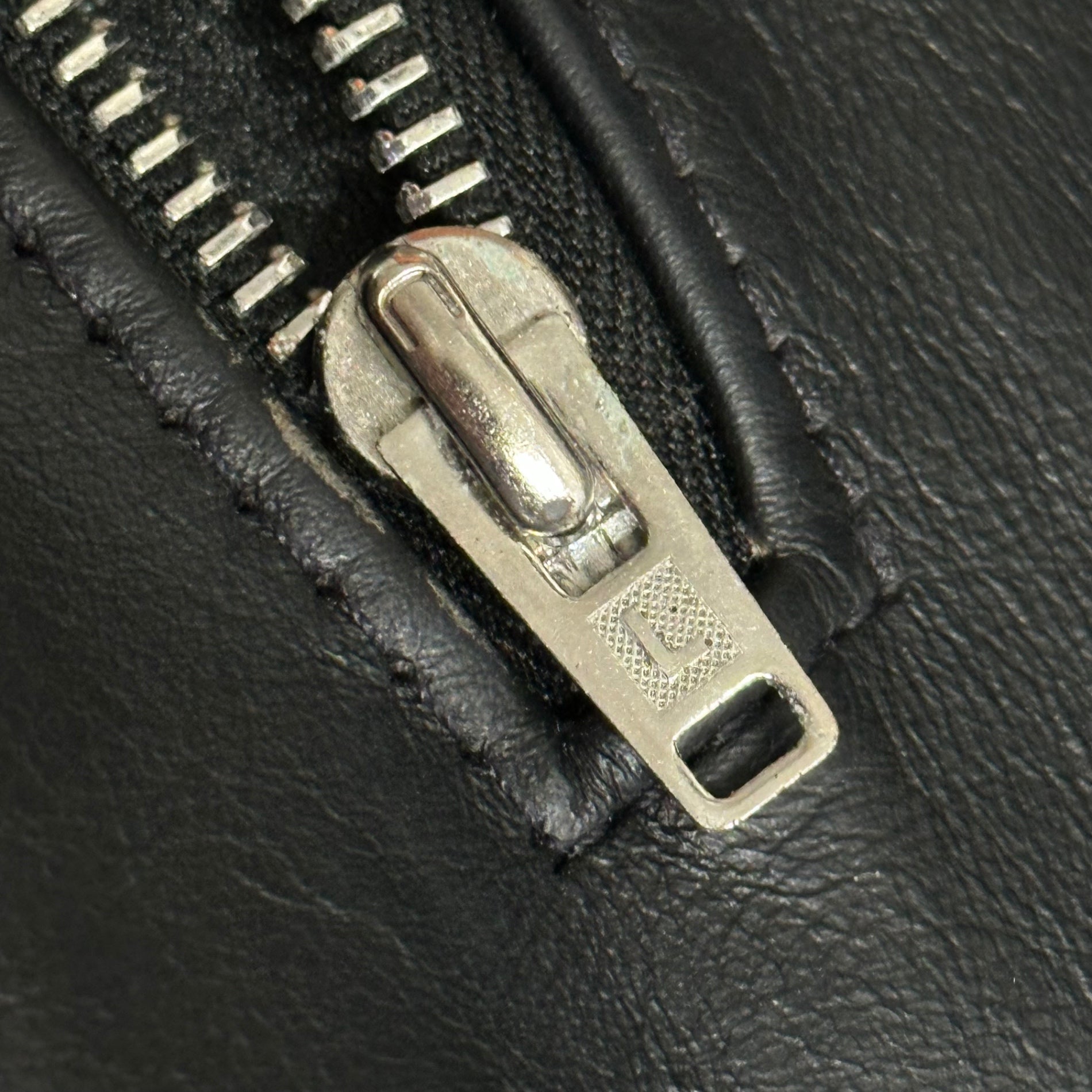 COMME des GARCONS×LEWIS Leathers(コムデギャルソン×ルイスレザー) 2024AW 青山店限定 ”MY ENERGY FROM FREEDOM” LIGHTNING ライトニング ダブル ライダース ジャケット KZ-J017 44 ブラック AD2024 カウハイド レザー ペイント スレ加工