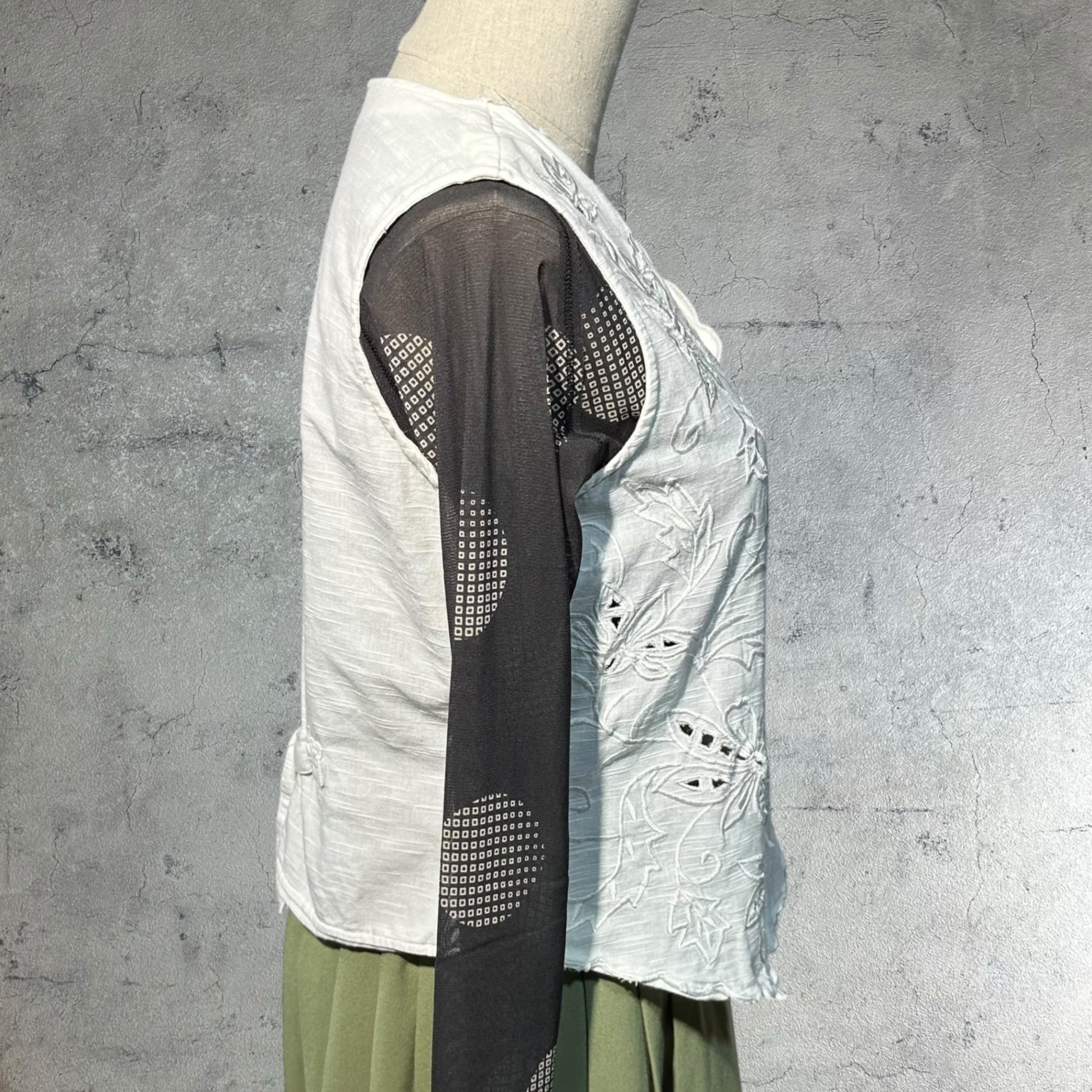 vintage(ヴィンテージ) leaf and flower stich vest blouse リーフと花刺繍のカットワークレース前開きベスト ブラウス 表記無し(Mサイズ程度) ホワイト