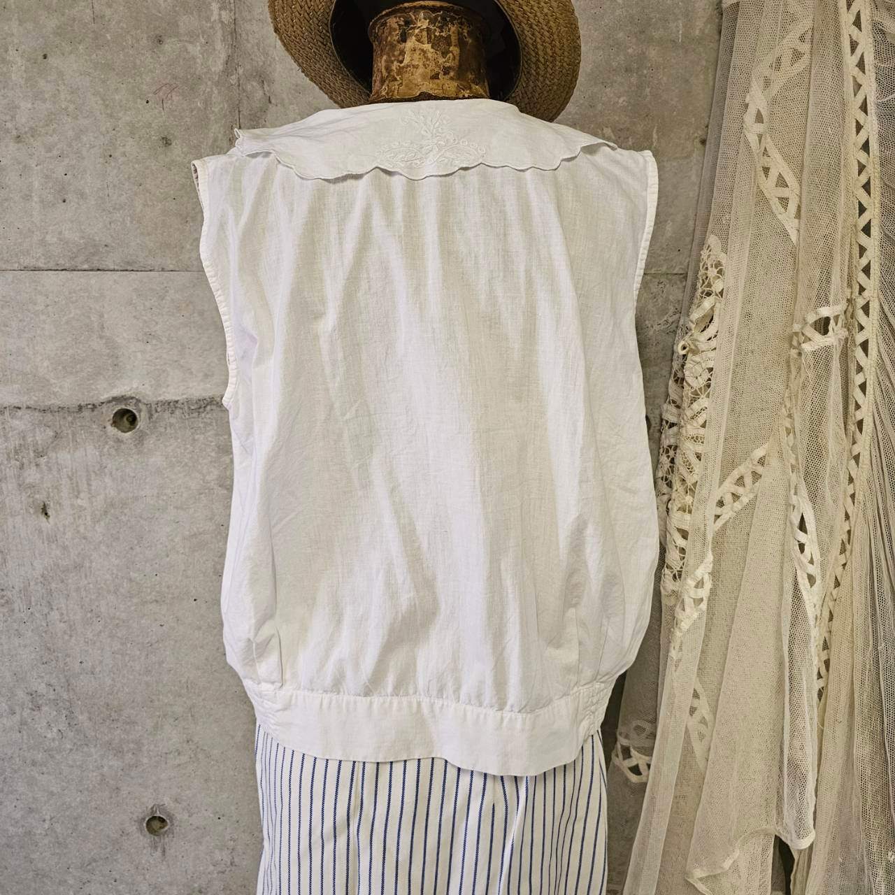 Euro vintage(ヨーロッパヴィンテージ) 70's~embroidered big collar V-neck sleeveless white cotton blouse 大きな刺繍襟のホワイトコットンブラウス ベスト 3(M~L程度) / 微細なシミ有 ホワイト