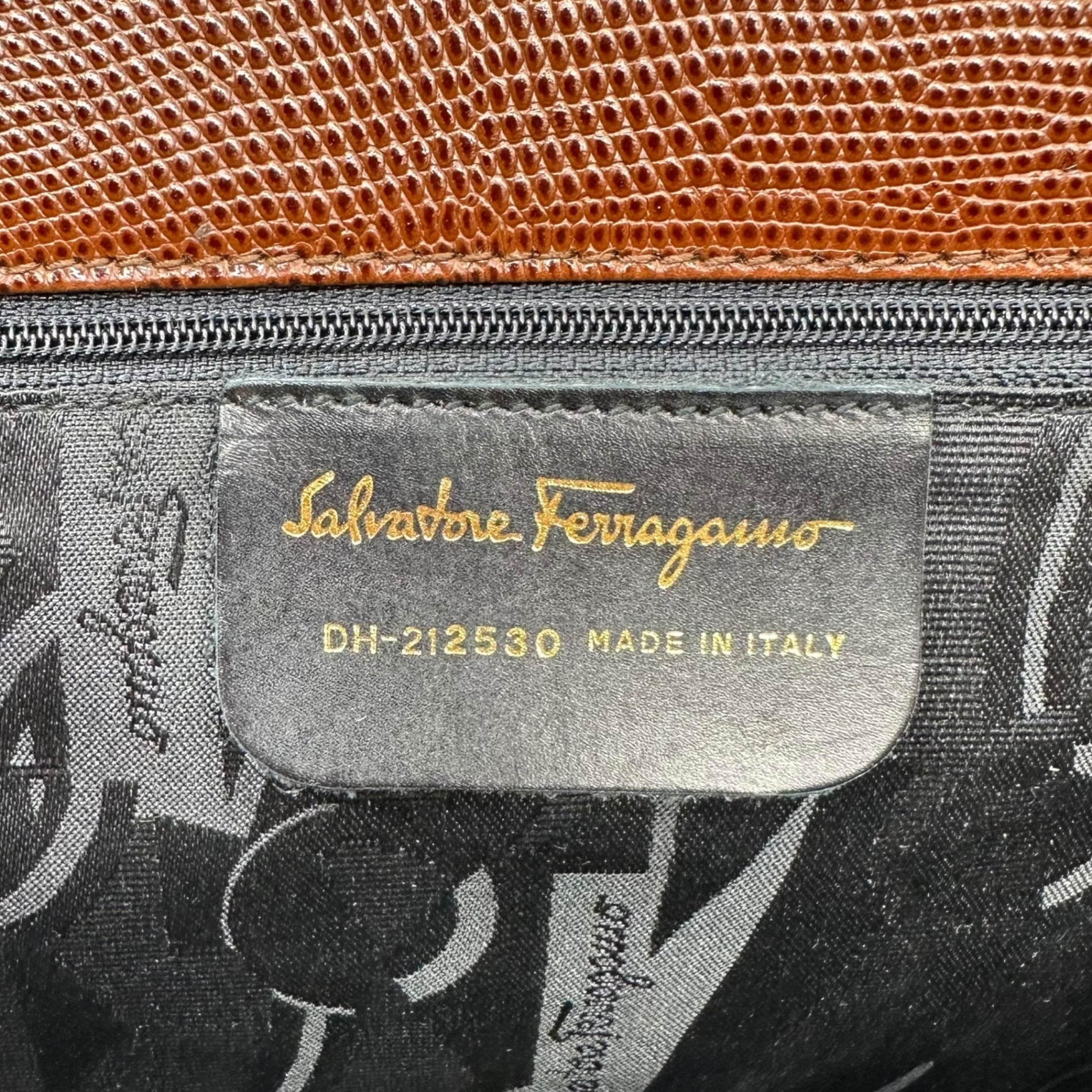 Salvatore Ferragamo(サルヴァトーレフェラガモ) Stamped leather Vala ribbon leather tote bag 型押し レザー ヴァラ リボン レザー トート バッグ HD-212530 ブラウン 肩掛け ハンド