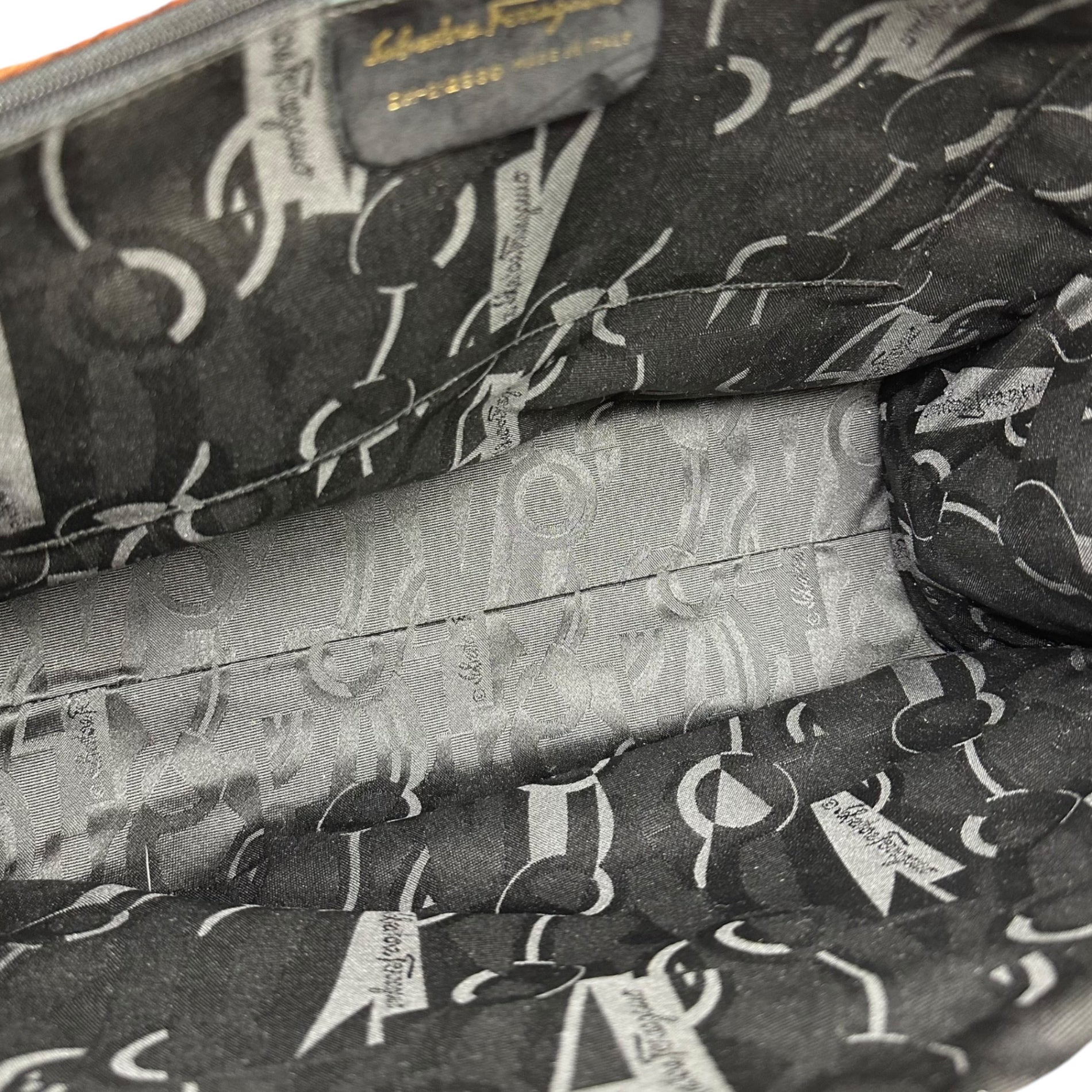 Salvatore Ferragamo(サルヴァトーレフェラガモ) Stamped leather Vala ribbon leather tote bag 型押し レザー ヴァラ リボン レザー トート バッグ HD-212530 ブラウン 肩掛け ハンド