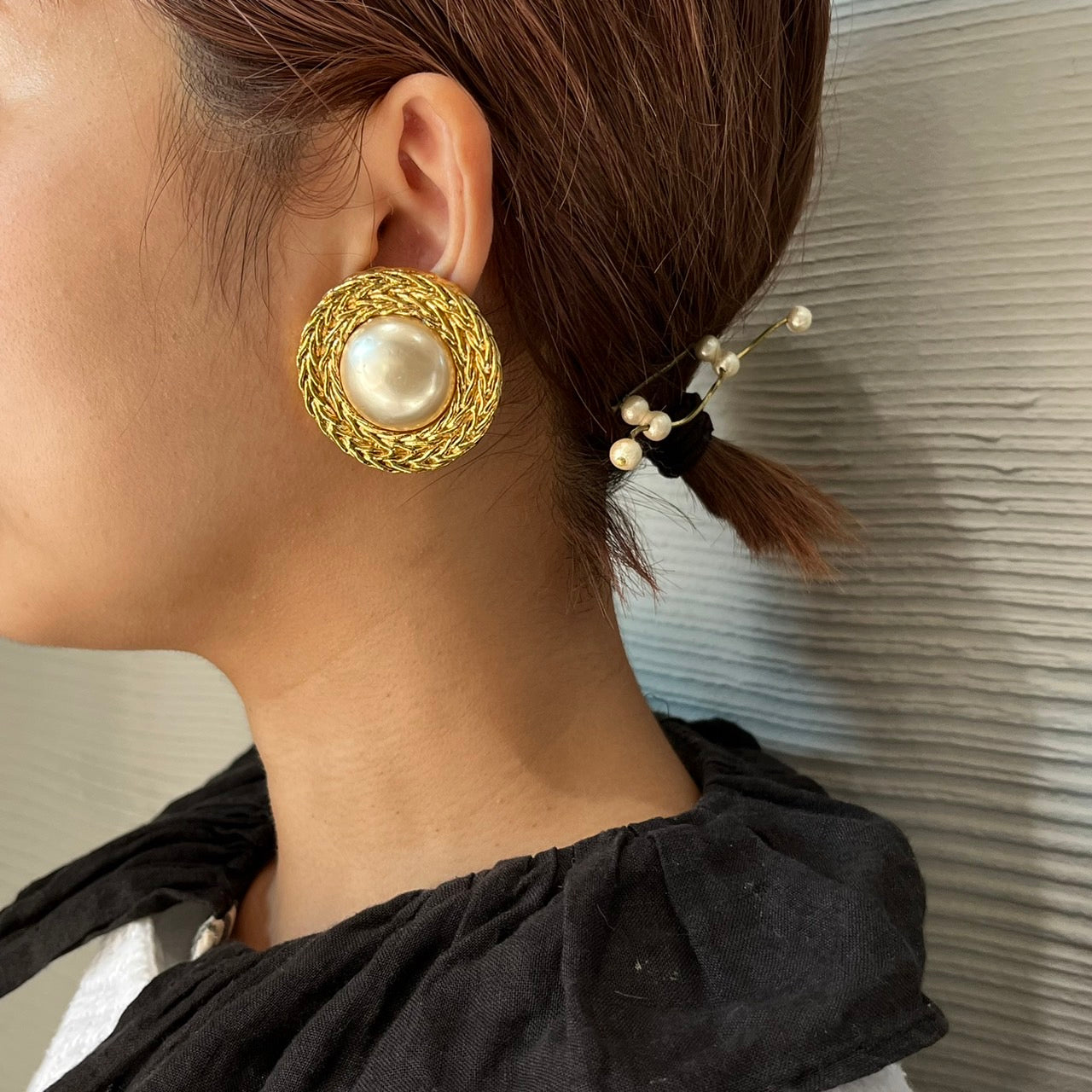 CHANEL(シャネル) 1990's vintage pearl gold earrings/ヴィンテージビッグパールゴールドイヤリング ゴールド 刻印2 5 ヴィクトワール・ドゥ・カステラーヌののデザイン