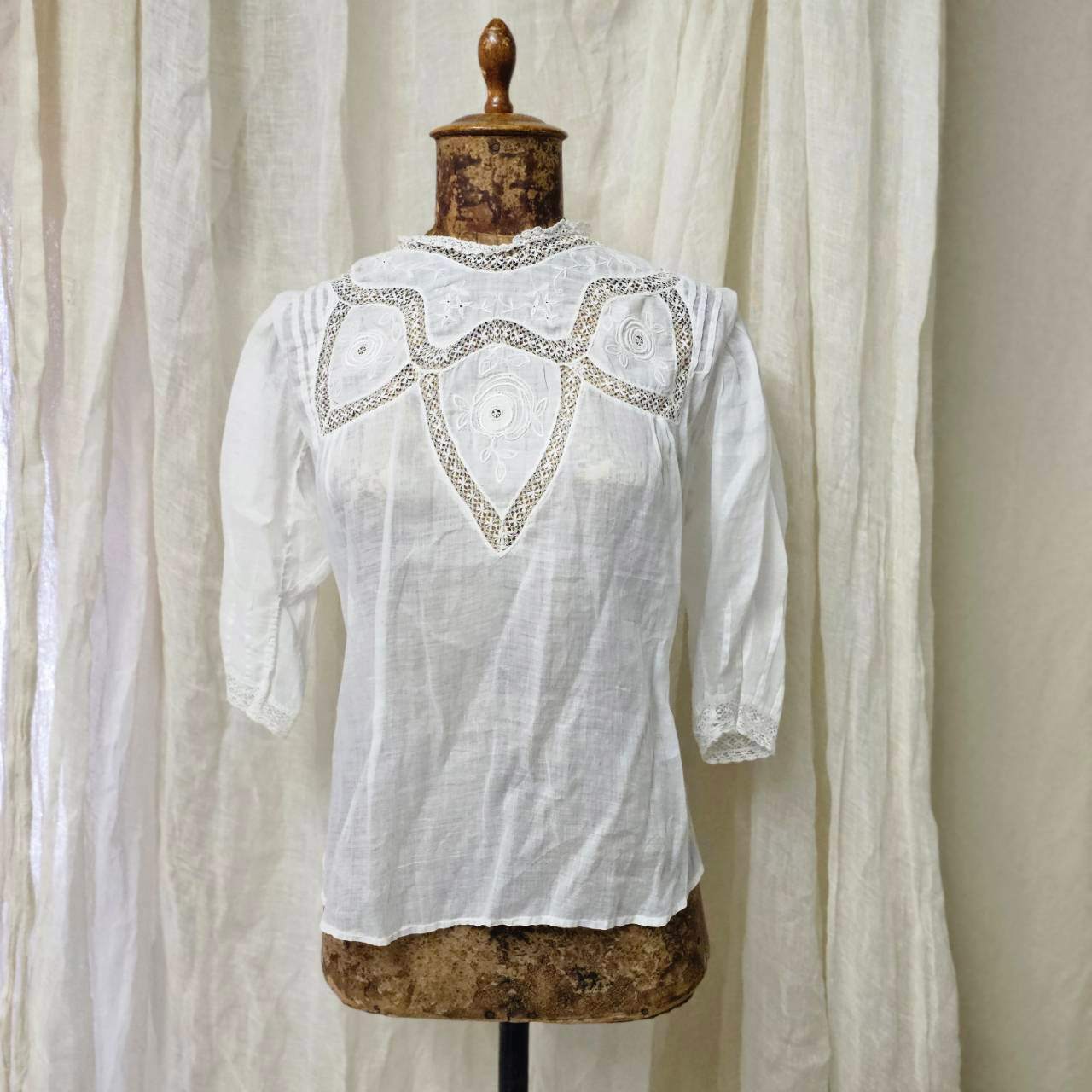 Euro antique(ヨーロッパアンティーク) 20's~handwork made lace and embroidery long sleeve blouse ハンドレースと刺繍のアンティークブラウス S~M程度 ホワイト