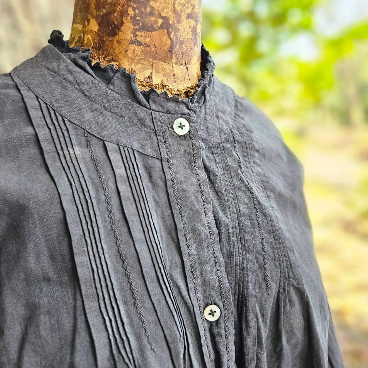 Euro antique(ヨーロッパアンティーク) 10-20's pin tucks frilled small collar white cotton blouse ちいさなレース襟のピンタックコットン長袖ブラウス 表記無し(Lサイズ程度)