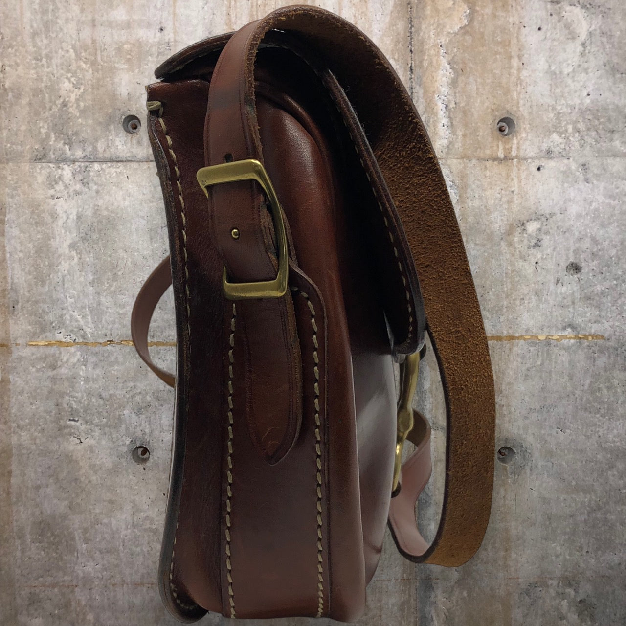 ISAIAH KINCAID(イザヤキンケイド) ヴィンテージ真鍮バックルレザーショルダーバッグ ブラウン イタリア製 厚革
