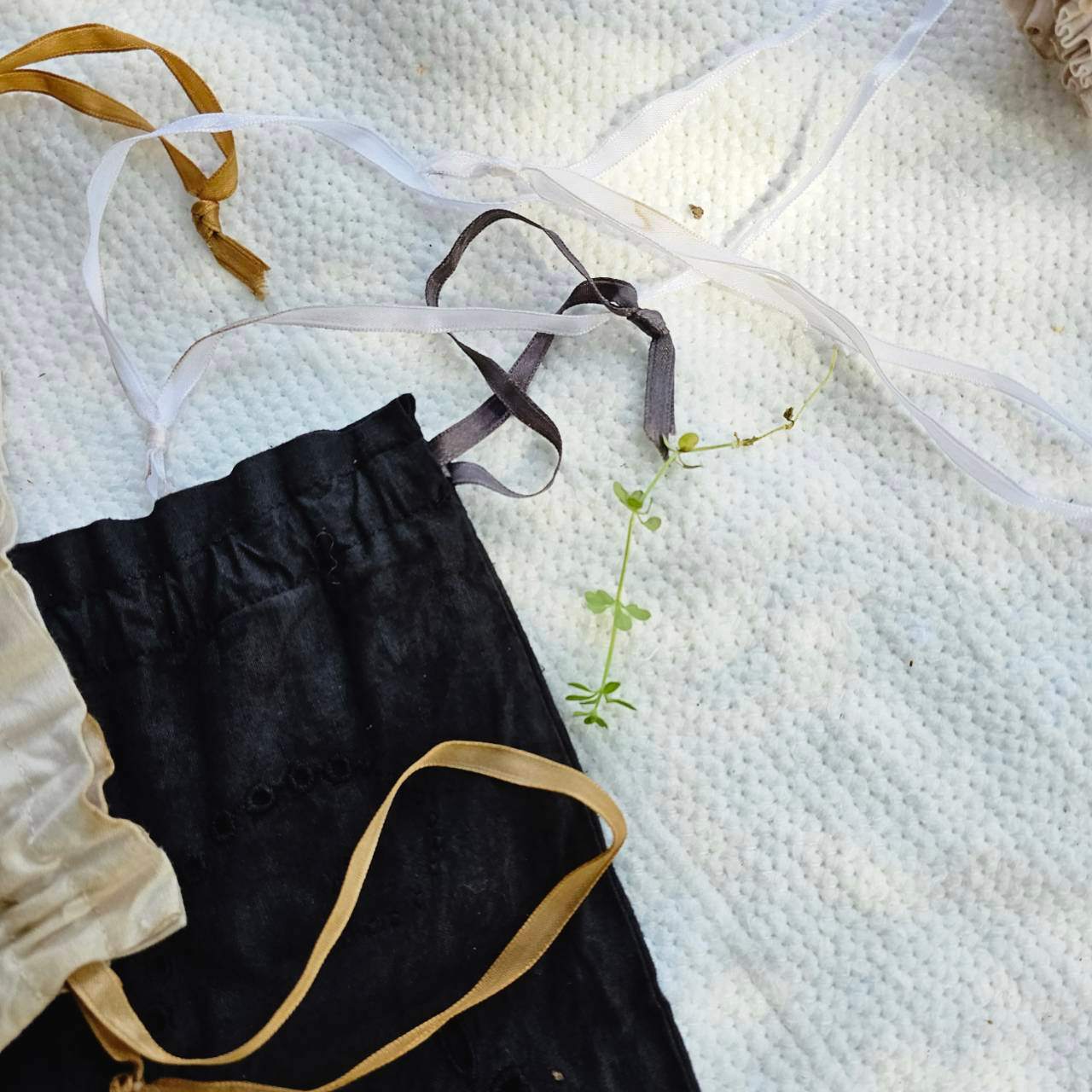 Euro antique(ヨーロッパアンティーク) antique linen cutwork embroidery purse アンティークリネンのカットワーク刺繍巾着 ポーチ 後染め加工 ピンクベージュ