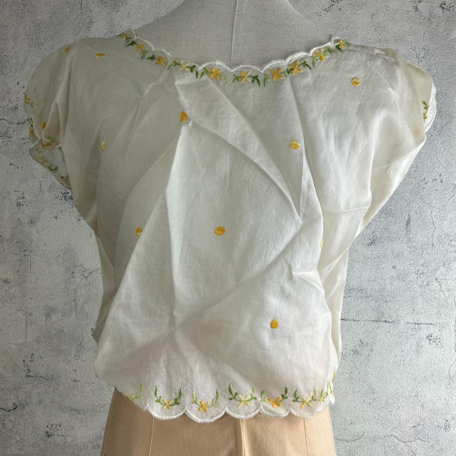 VINTAGE(ヴィンテージ) 70's~ flower embroidery short tops フラワー刺繍のフリル袖トップス ベスト M~L程度 ベージュ×マルチカラー