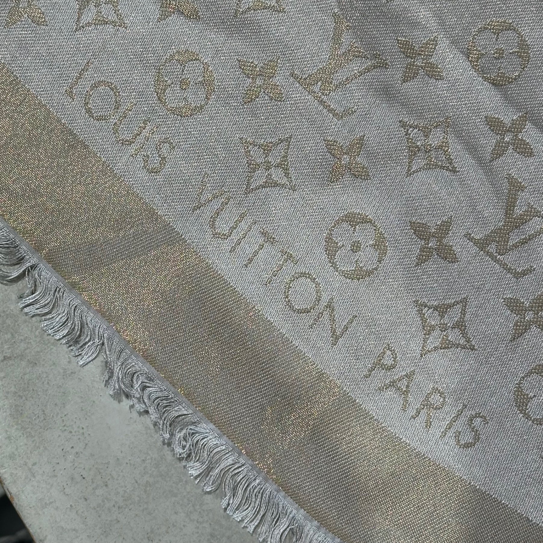 LOUIS VUITTON(ルイヴィトン) Monogram Shine Shawl ショール モノグラム シャイン M75121 シルバー×ゴールド マフラー