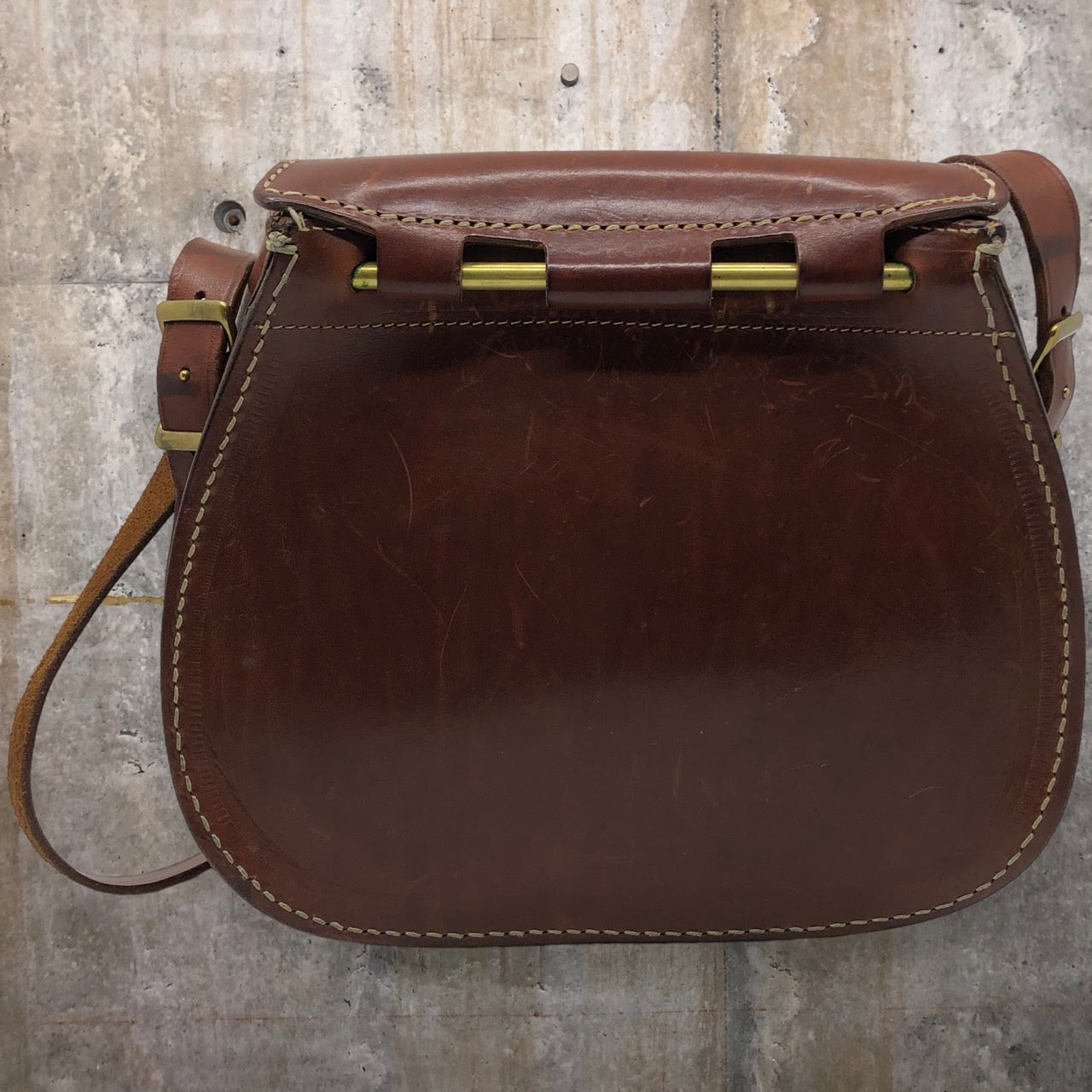 ISAIAH KINCAID(イザヤキンケイド) ヴィンテージ真鍮バックルレザーショルダーバッグ ブラウン イタリア製 厚革