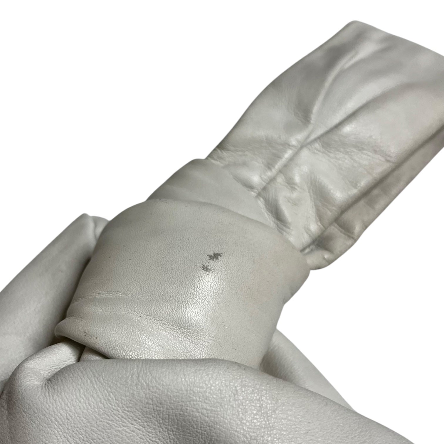 BOTTEGA VENETA(ボッテガヴェネタ) Triangle twist leather handbag トライアングル ツイスト レザー ハンドバッグ ホワイト