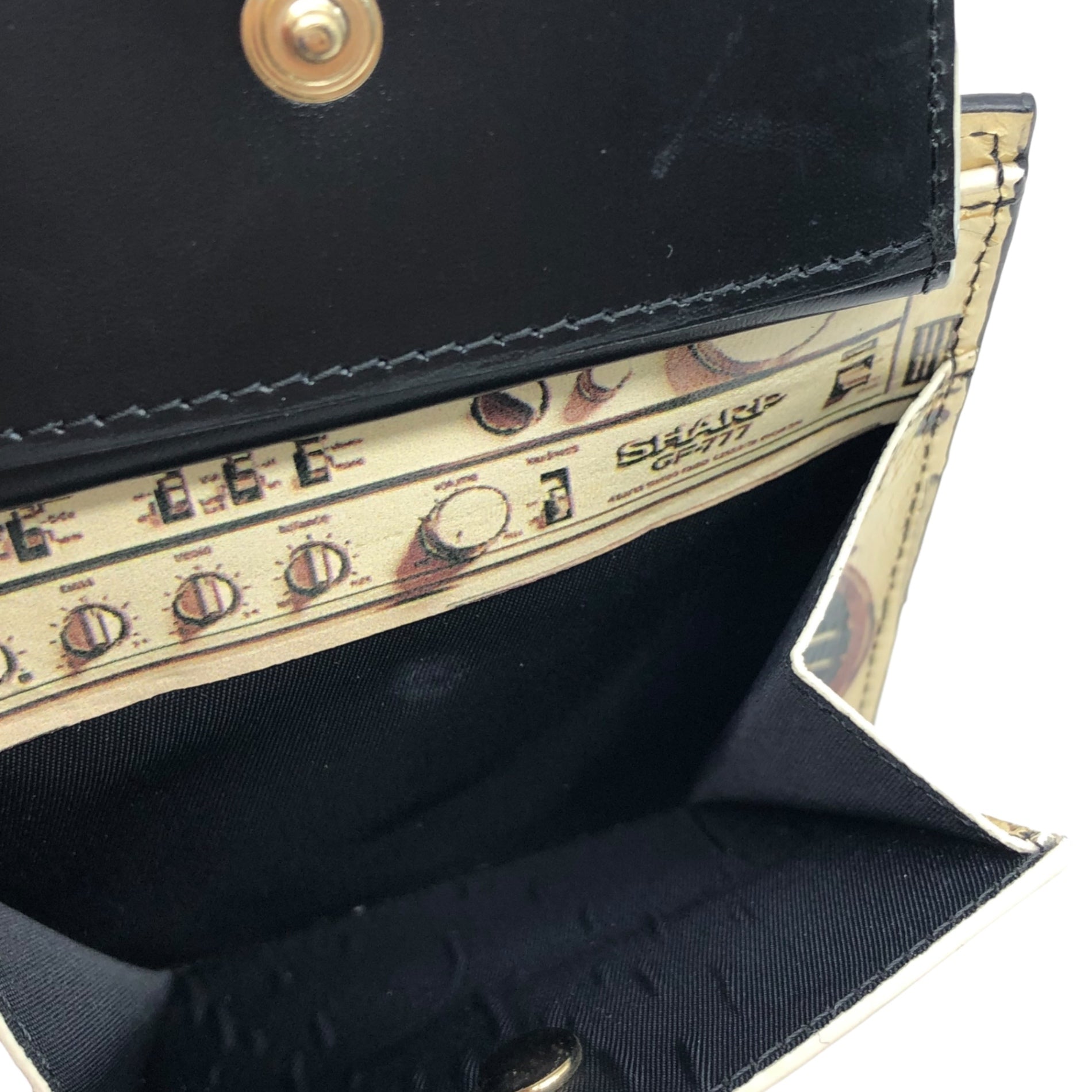 PAUL SMITH(ポールスミス) ”SHAPR GF-777” Boombox graphic bifold walle ラジカセ グラフィック 2つ折り 財布 ARPC 4832 W777 ブラック コンパクト ウォレット