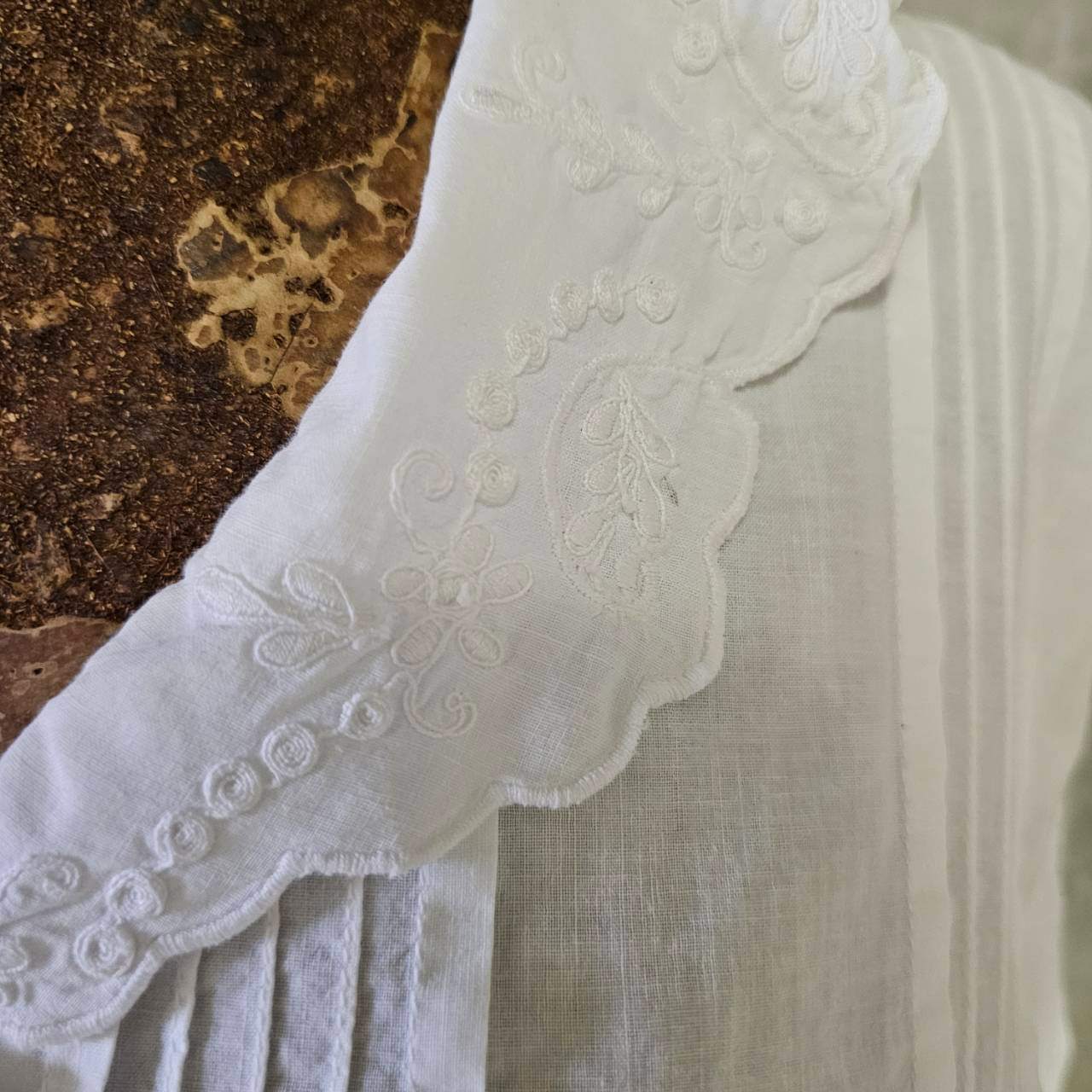 Euro vintage(ヨーロッパヴィンテージ) 70's~embroidered big collar V-neck sleeveless white cotton blouse 大きな刺繍襟のホワイトコットンブラウス ベスト 3(M~L程度) / 微細なシミ有 ホワイト