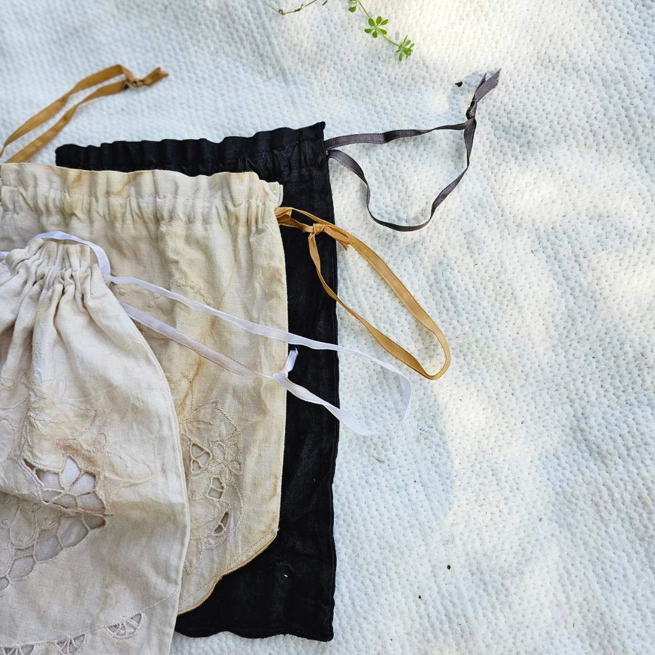 Euro antique(ヨーロッパアンティーク) antique linen cutwork embroidery purse アンティークリネンのカットワーク刺繍巾着 ポーチ 後染め加工 ブラック