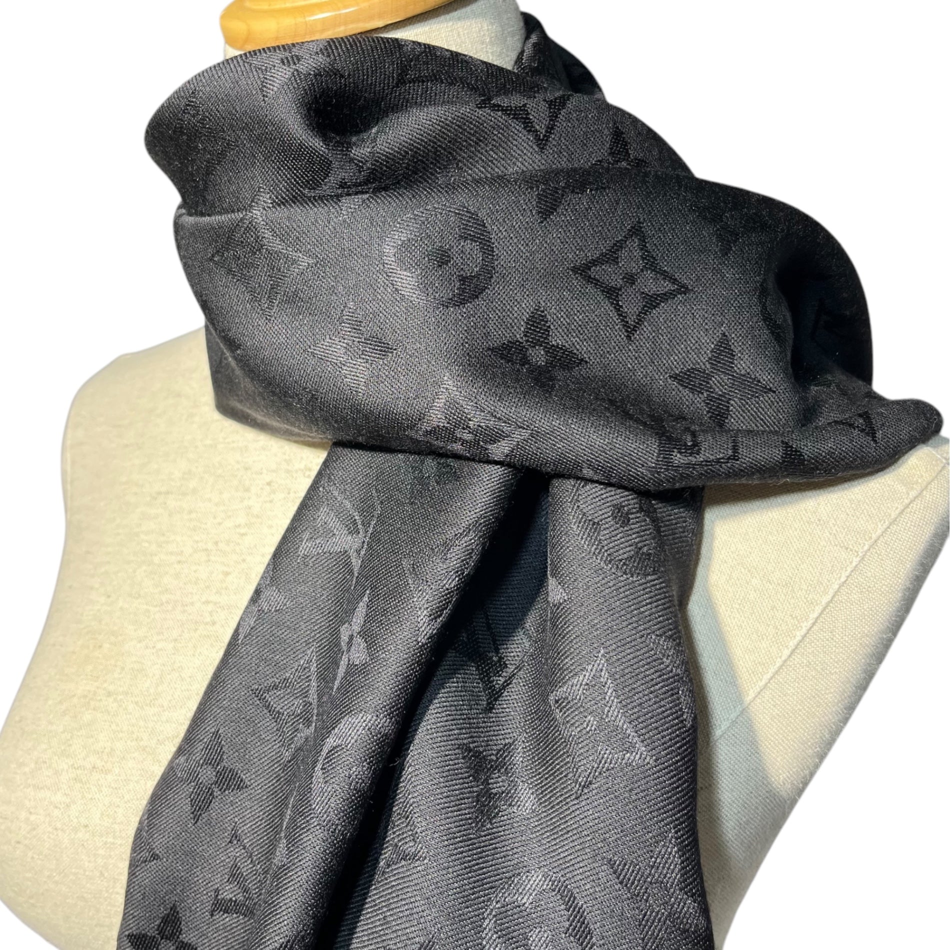 LOUIS VUITTON(ルイヴィトン) Shawl monogram ショール・モノグラム M71329 ブラック ストール シルク スカーフ 箱付