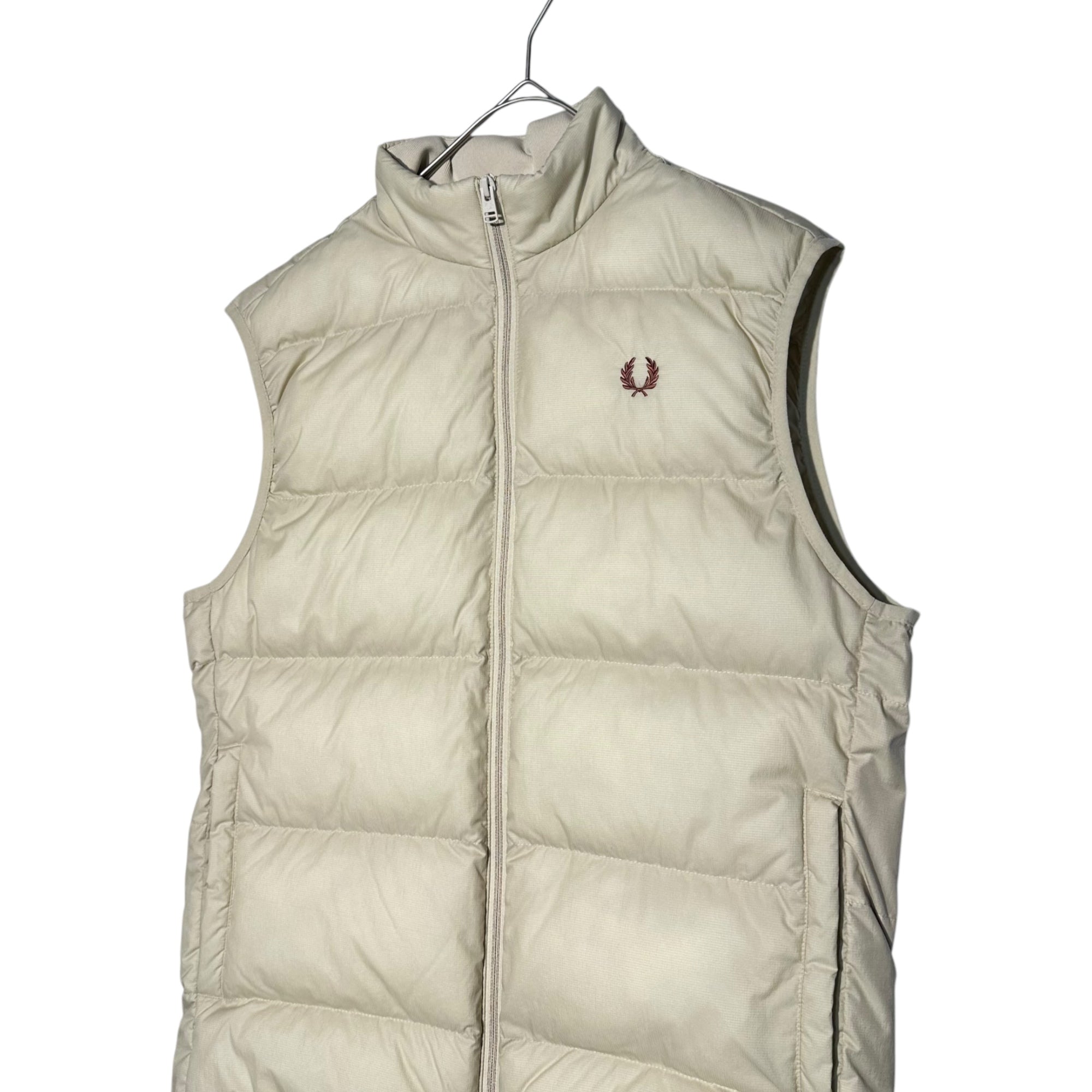 FRED PERRY(フレッドペリー) 24AW INSULATED GILET インシュレーテッド ジレ J8522 M ベージュ ロゴ 中綿 ベスト ナイロン 参考定価27,500円