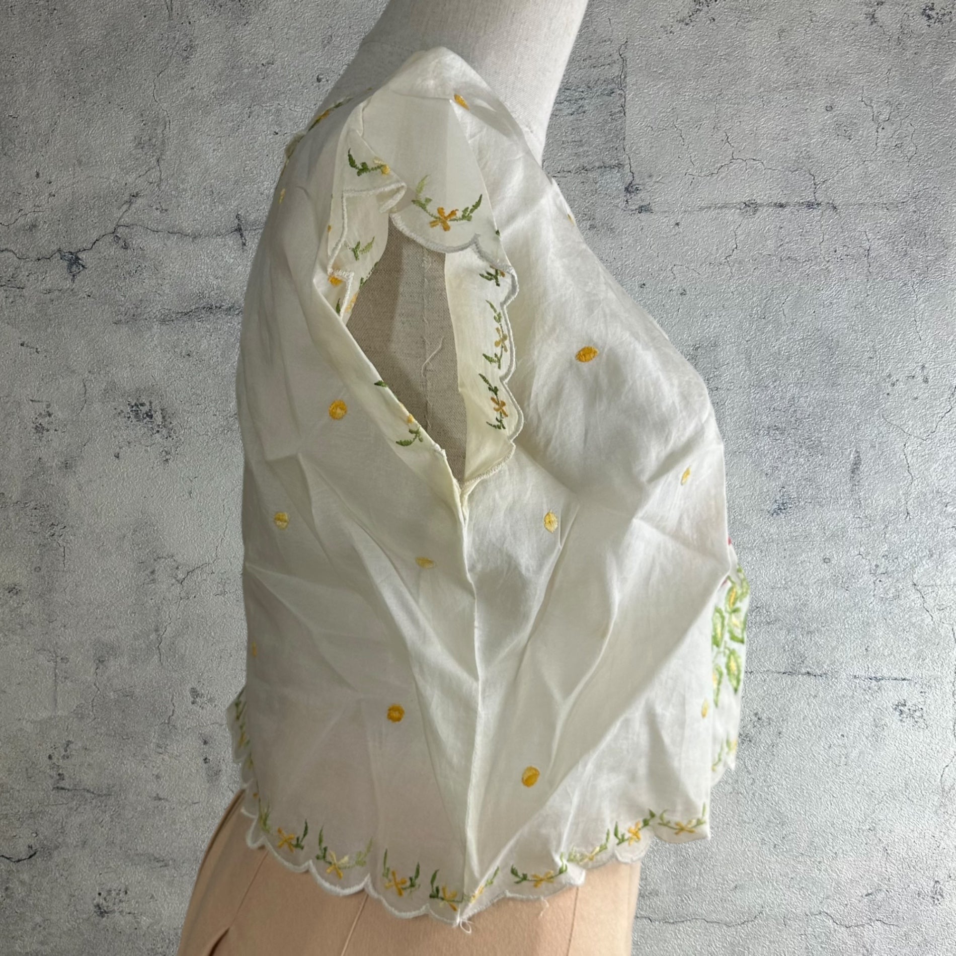VINTAGE(ヴィンテージ) 70's~ flower embroidery short tops フラワー刺繍のフリル袖トップス ベスト M~L程度 ベージュ×マルチカラー
