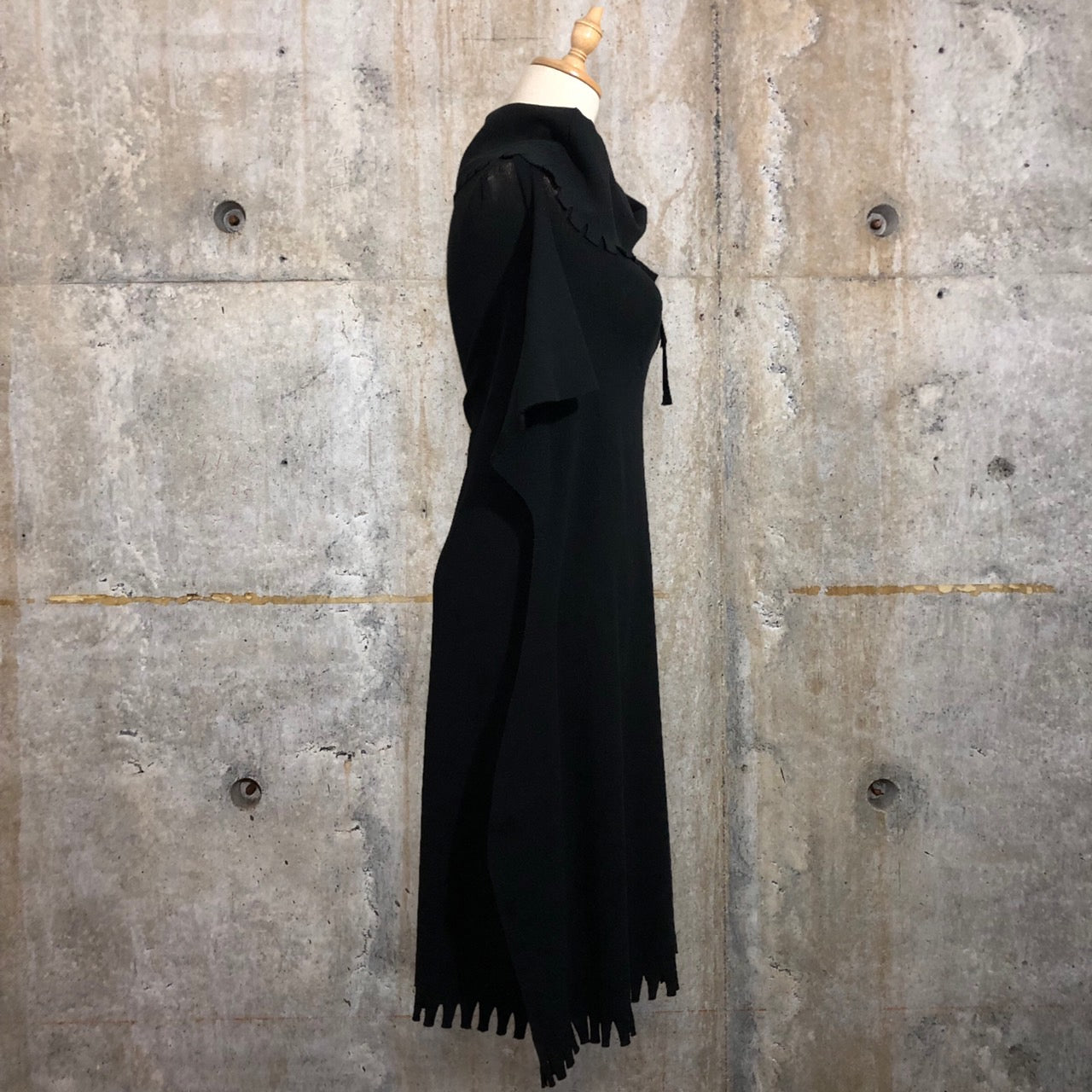 ISSEY MIYAKE FETEI(イッセイミヤケフェット) 07AW変形スリーブフリンジワンピース IF73KG534 2(Mサイズ) ブラック 平面パターン