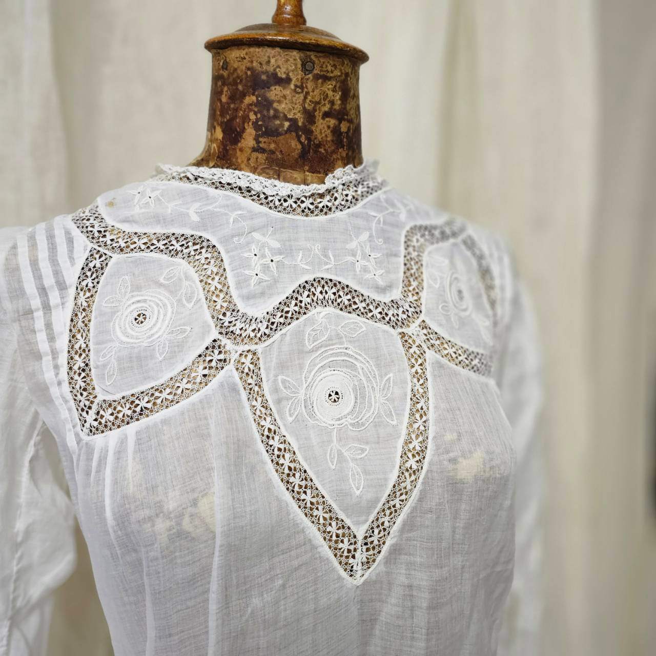 Euro antique(ヨーロッパアンティーク) 20's~handwork made lace and embroidery long sleeve blouse ハンドレースと刺繍のアンティークブラウス S~M程度 ホワイト