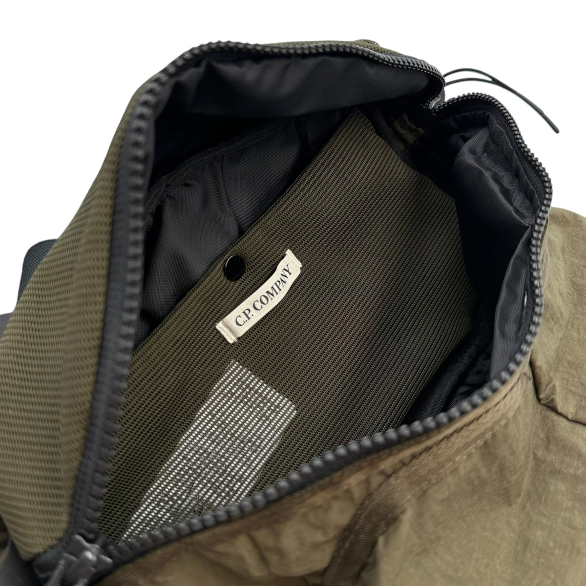 C.P.COMPANY(シーピーカンパニー) 2025SS Plain Paper Touch Waistbag プレーン ペーパー タッチ ウエスト バッグ 18CMAC298A モスグリーン ボディ 斜め掛け ポーチ