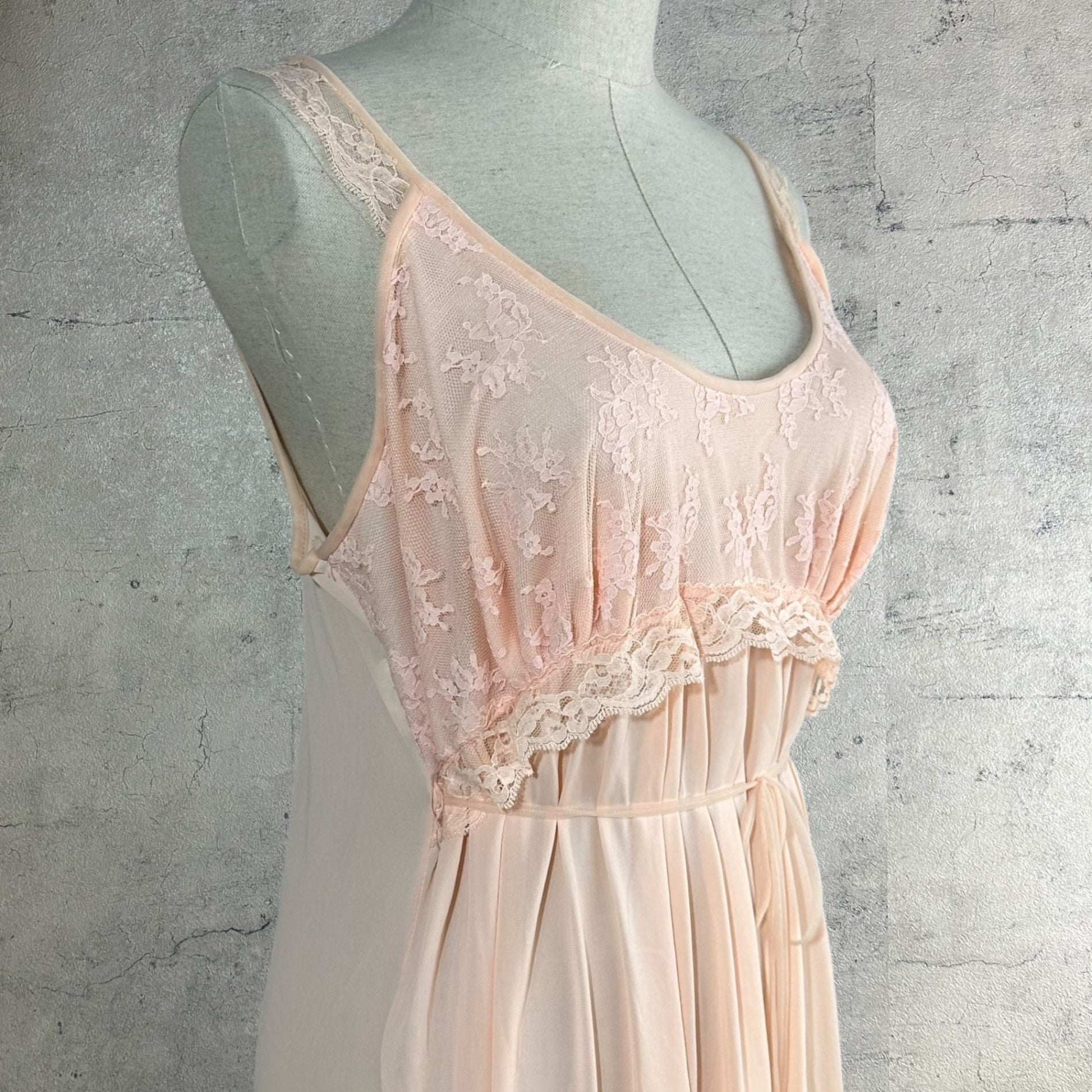 VINTAGE(ヴィンテージ) 70’s front ribbon salmon pink camisole onepiece サーモンピンクのリボンとキャミソールロング丈ワンピース 表記無し(M〜Lサイズ程度) ピンク